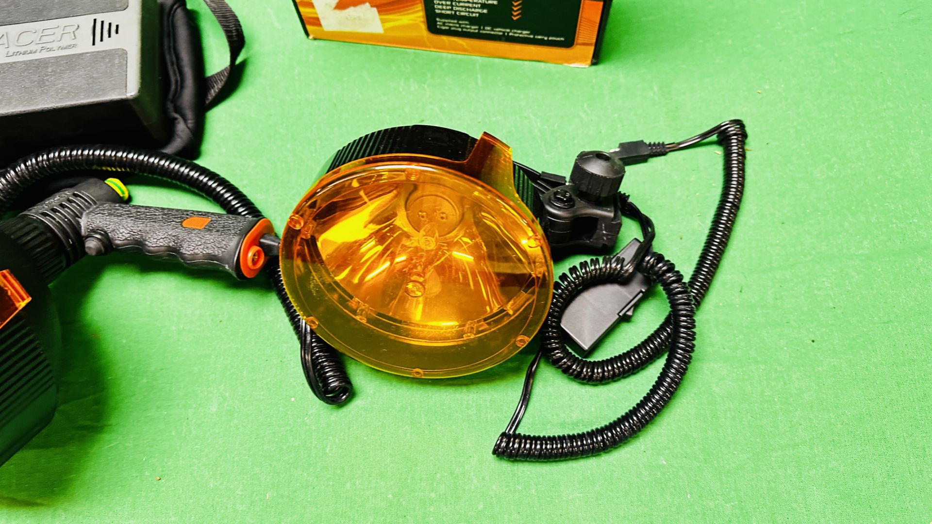 2 X TRACER LAMP LIGHTS WITH ORANGE FILTER COMPLETE WITH BOXED TRACER 12V 4AH BATTERY PACK AND - Image 8 of 13