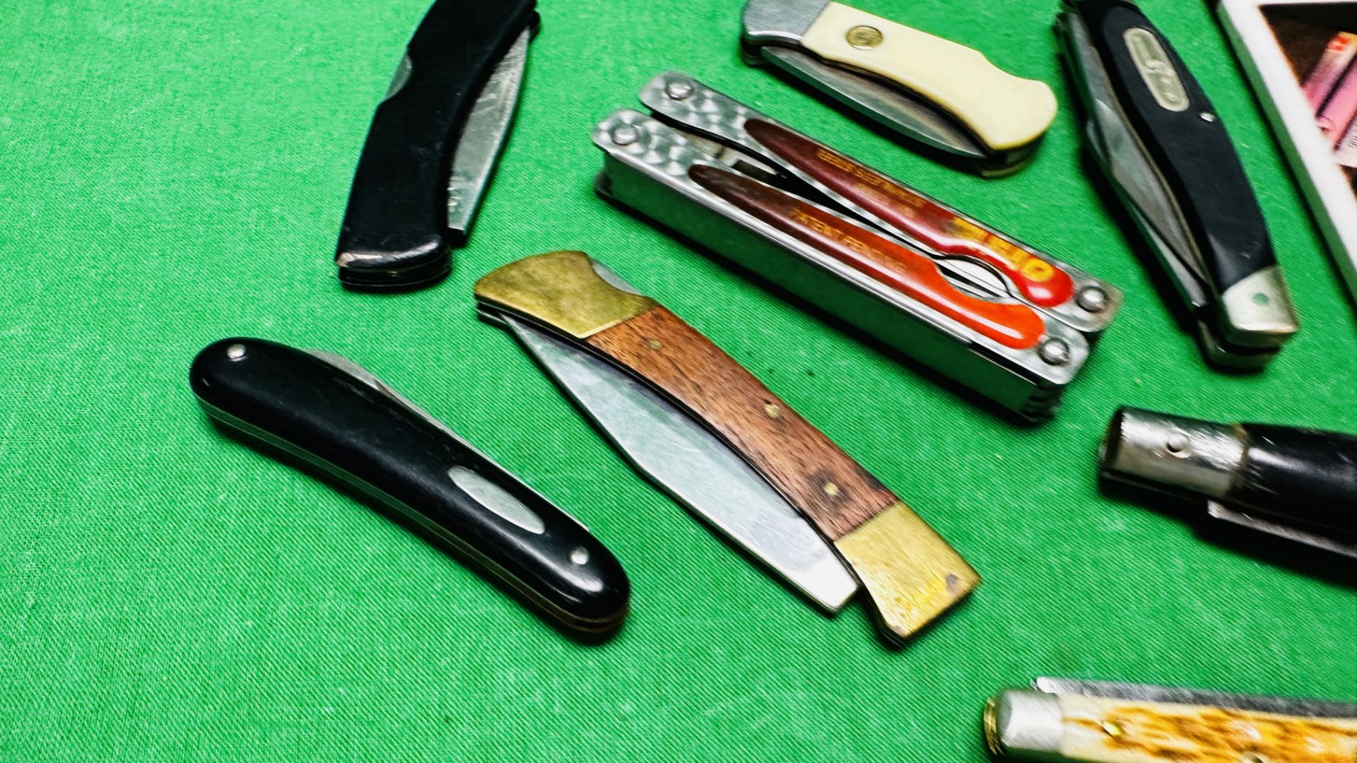 GROUP OF 11 VARIOUS POCKET KNIVES AND MULTI TOOLS TO INCLUDE PUMA 4 STAR MINI, BUCK, WILDCAT, - Image 5 of 8