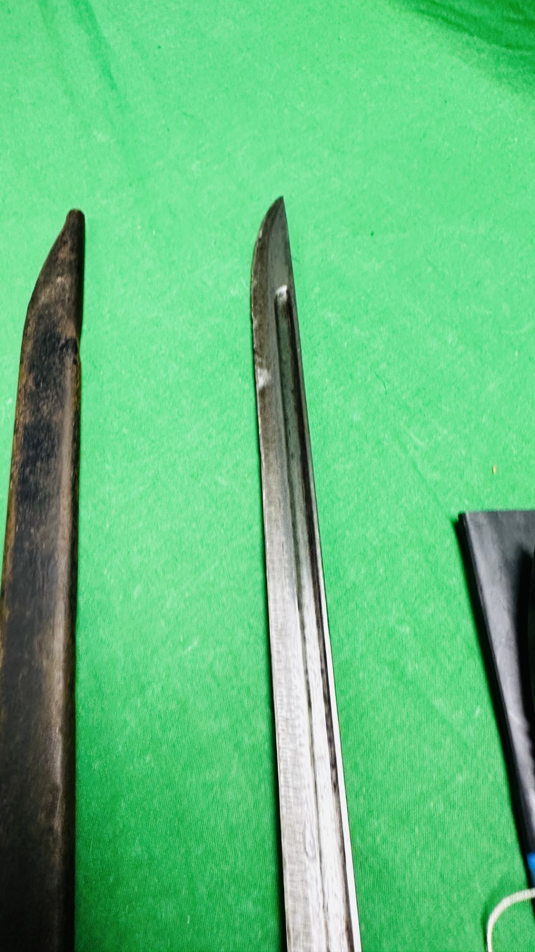 AN ANTIQUE FRENCH BAYONET WITH SCABBARD ALONG WITH THREE VARIOUS KNIVES INCLUDING EMERSON, STRIDER, - Image 6 of 7