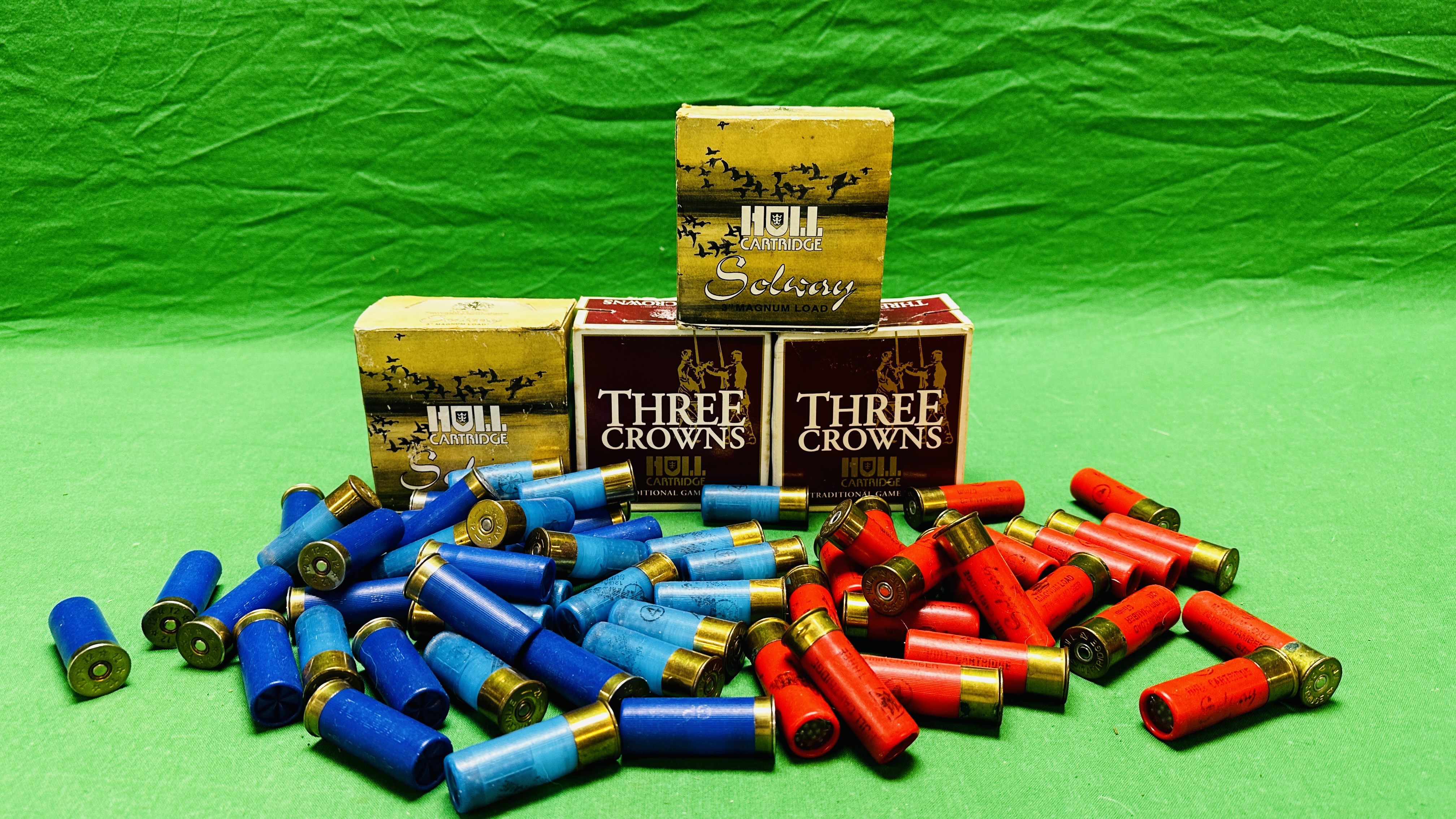 161 ASSORTED 12 GAUGE CARTRIDGES TO INCLUDE THREE CROWNS 32GM, HULL SOLWAY 42GM,