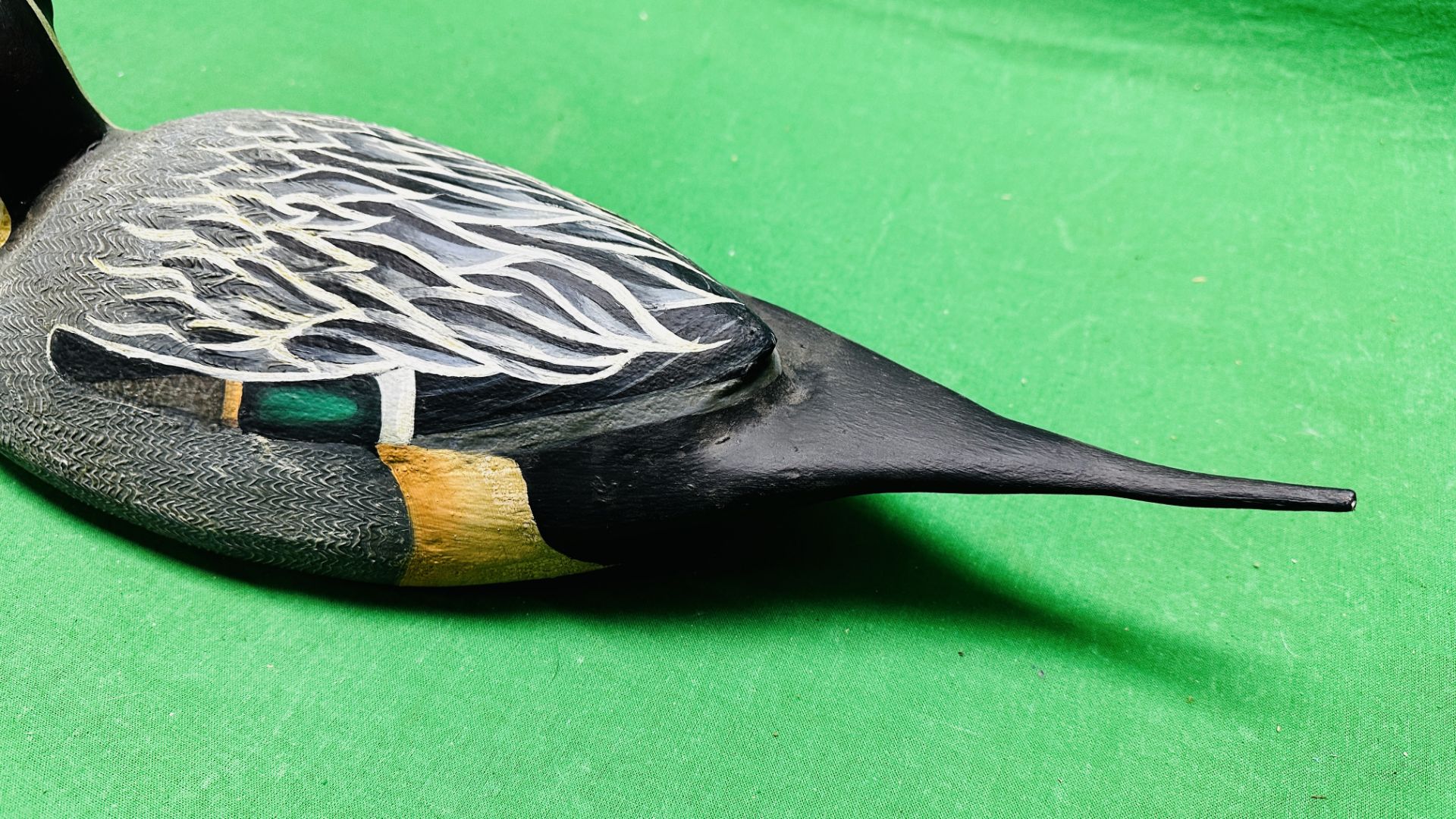 A HANDCRAFTED DUCK DECOY HAVING HANDPAINTED DETAIL AND GLASS EYES. - Image 9 of 10