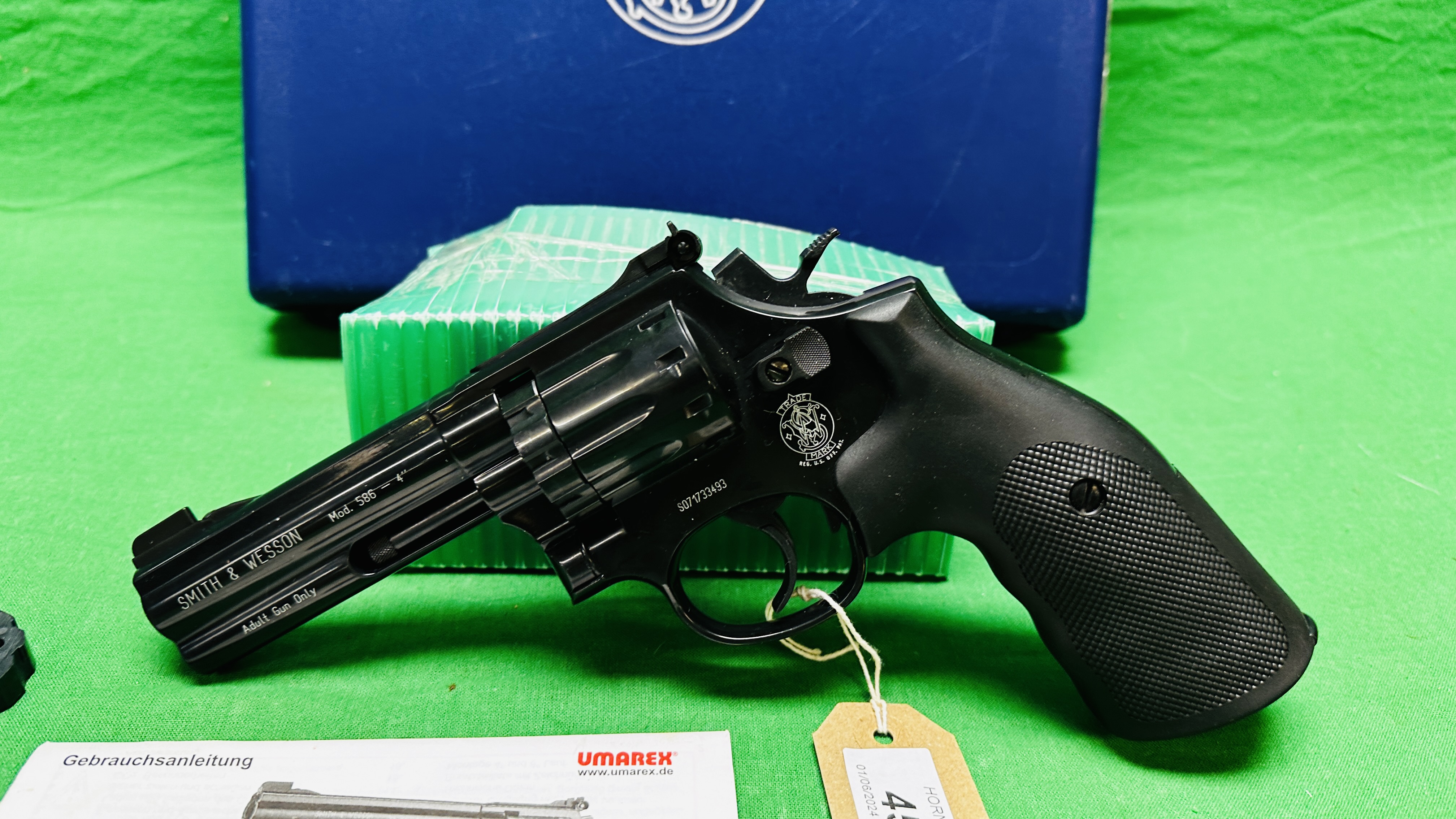 AN UMAREX SMITH & WESSON CO2 . - Image 2 of 12