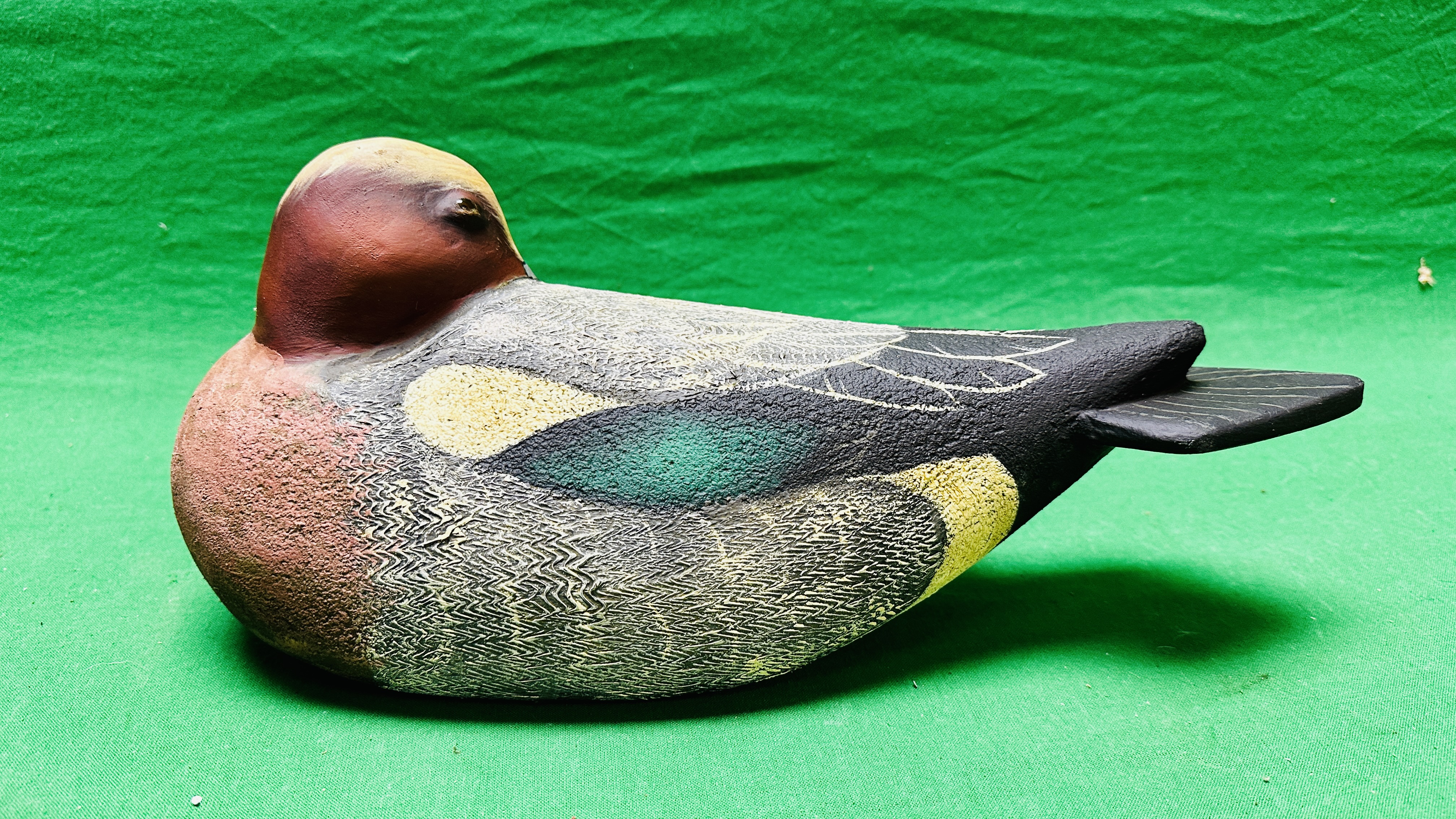 A HANDCRAFTED SET OF THREE DUCK DECOYS HAVING HANDPAINTED DETAIL AND GLASS EYES. - Image 7 of 8