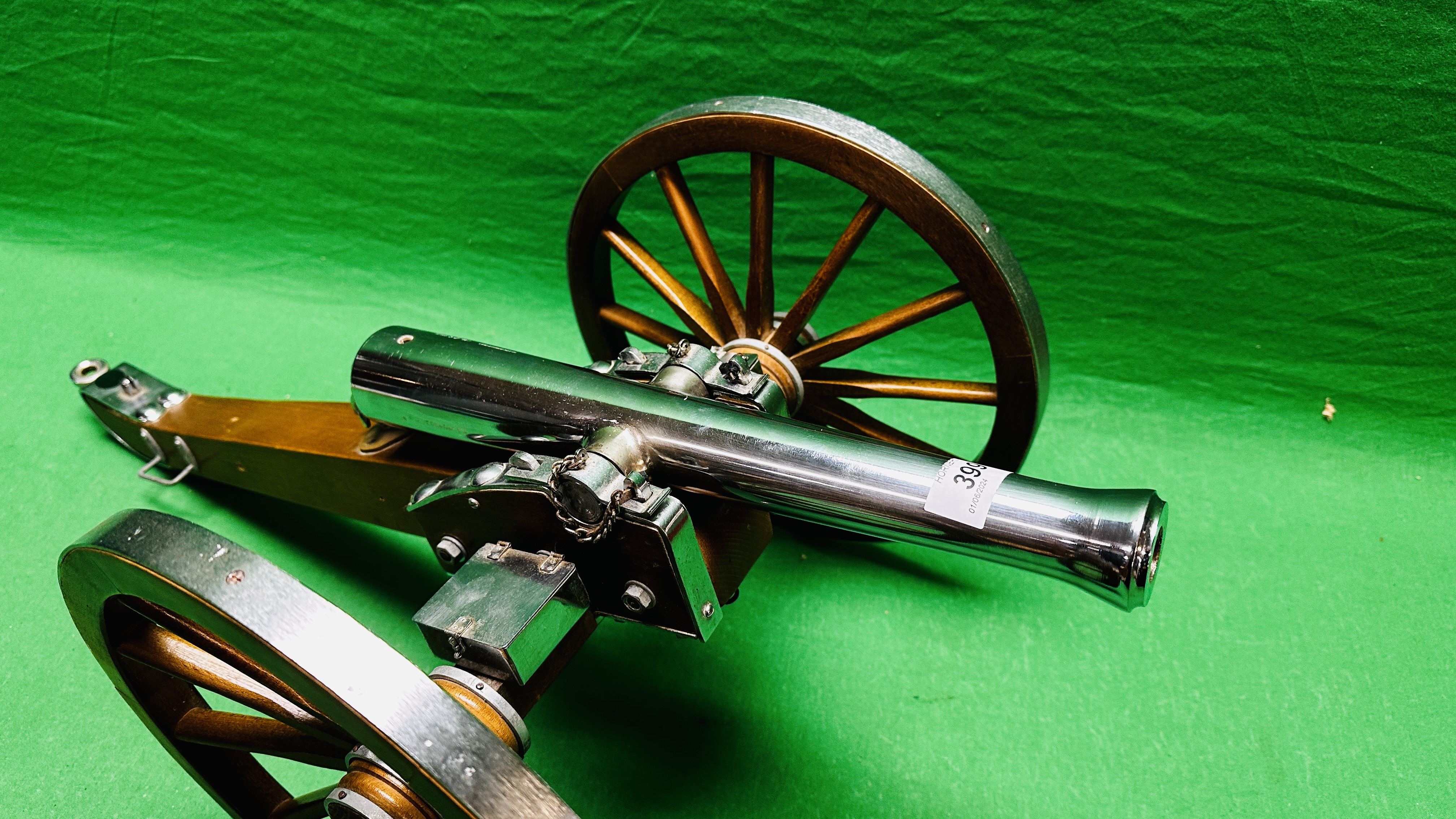 A SPANISH 75 CAL BLACK POWDER ARMAS GIL CANNON 14" BARREL MOUNTED ON A CARRIAGE. - Image 3 of 15