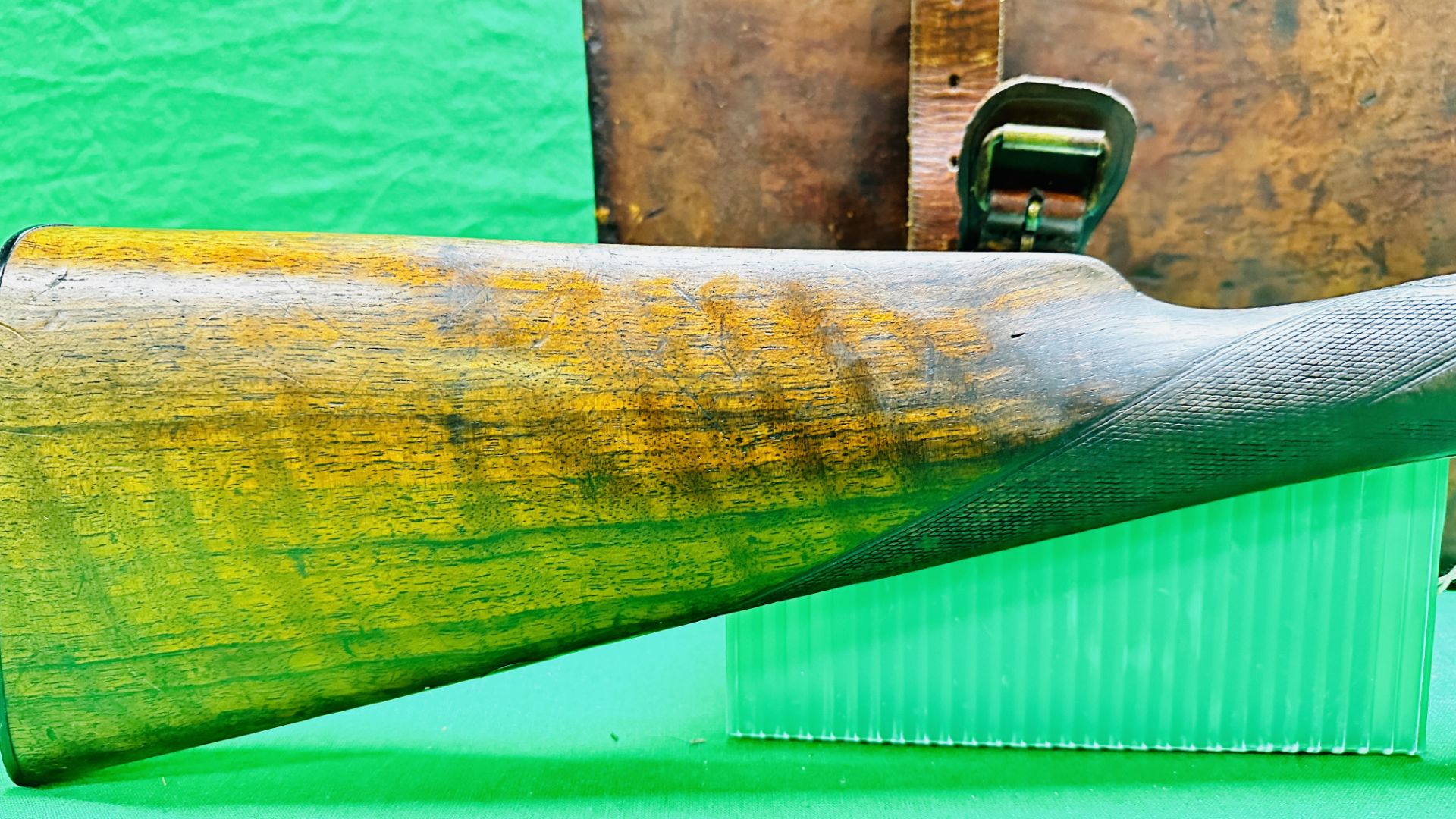 G E LEWIS 12 BORE SIDE BY SIDE HAMMER ACTION SHOTGUN, SIDELOCK, ENGRAVED SIDE PLATE, BARREL LENGTH . - Image 4 of 35