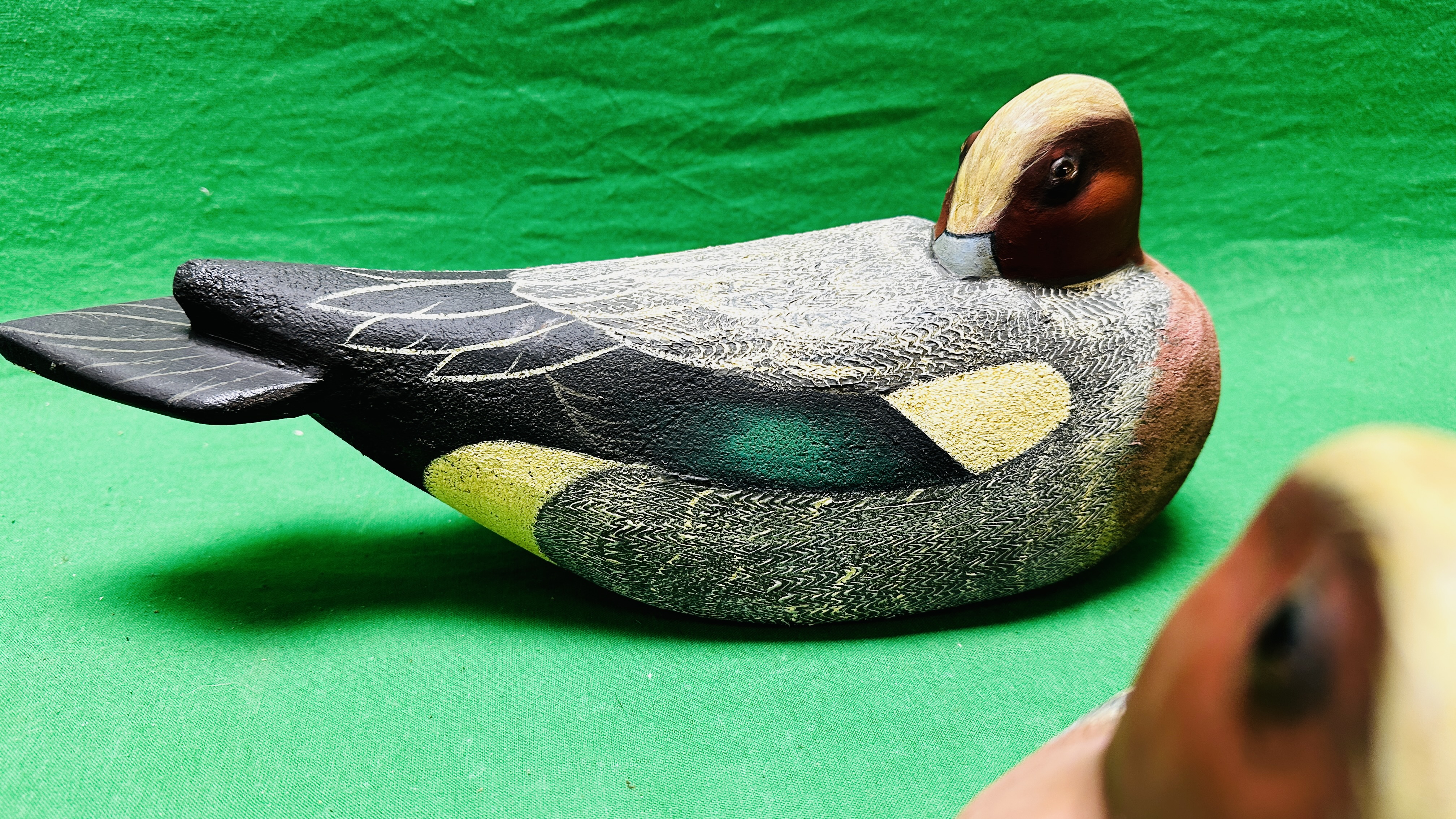 A HANDCRAFTED SET OF THREE DUCK DECOYS HAVING HANDPAINTED DETAIL AND GLASS EYES. - Image 4 of 8