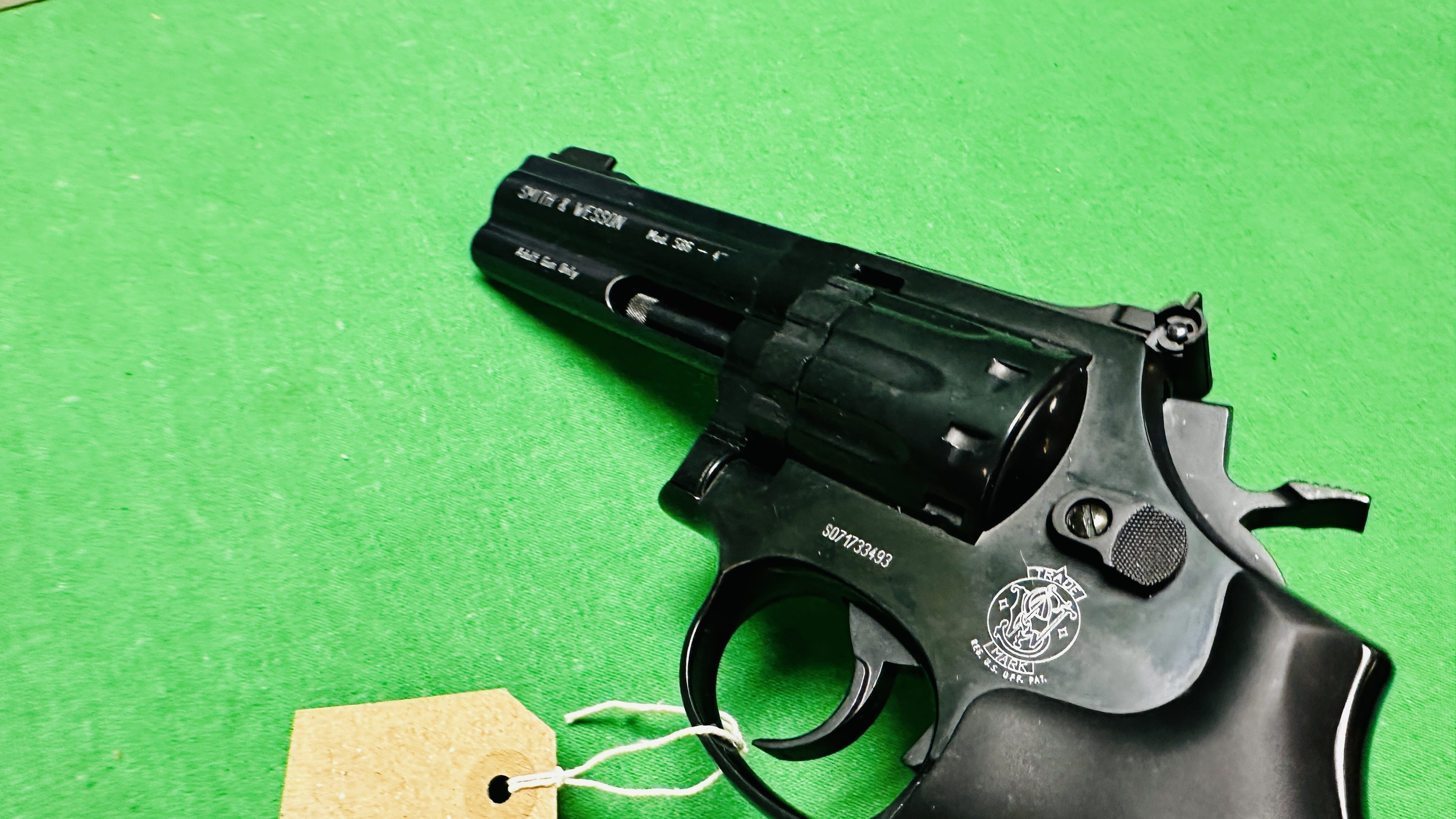 AN UMAREX SMITH & WESSON CO2 . - Image 12 of 12