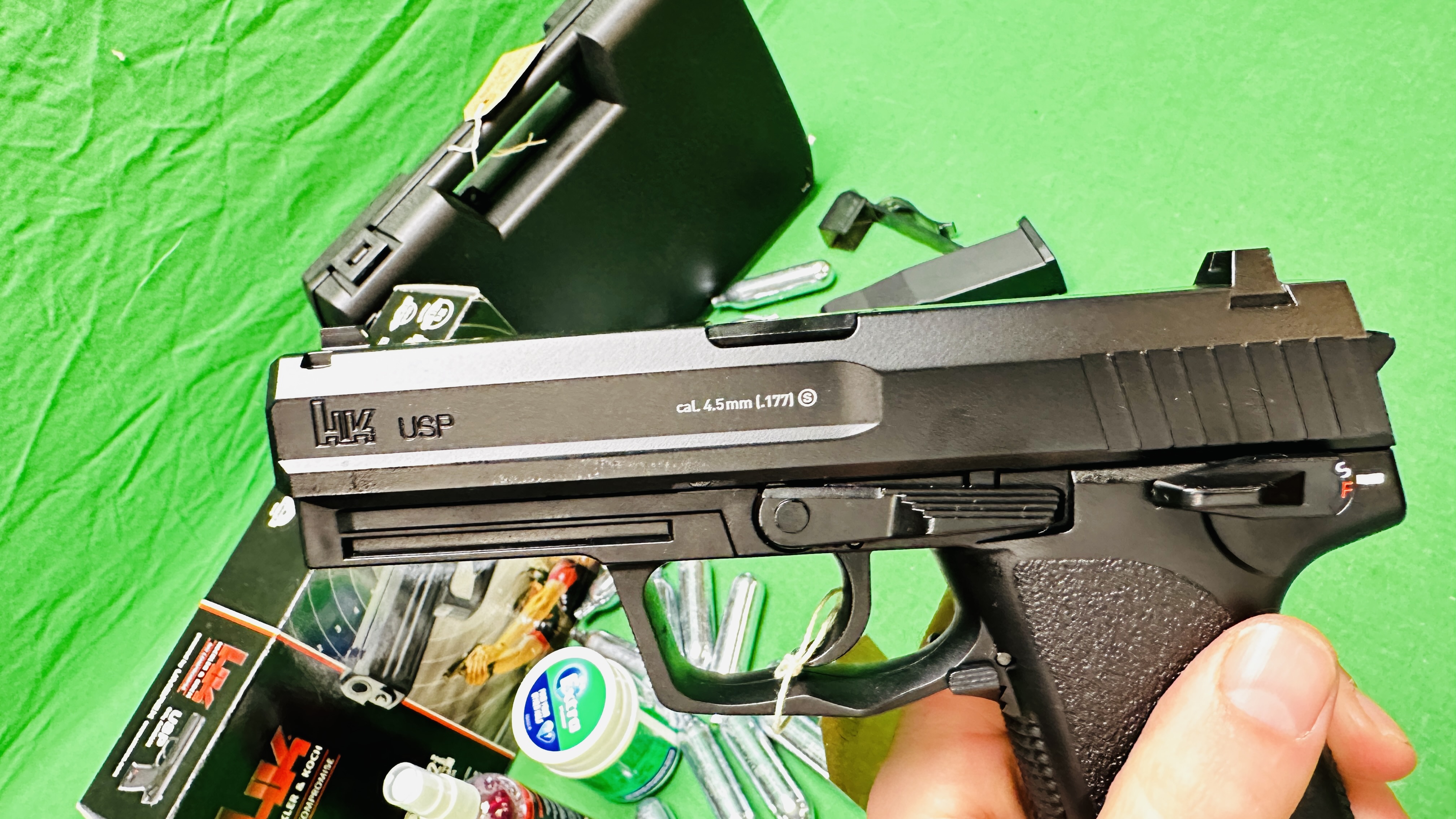 A BOXED HECKLER & KOCH USP 22 ROUND CO2 STEEL BB AIR PISTOL COMPLETE WITH HARD TRANSIT CASE, - Image 10 of 15