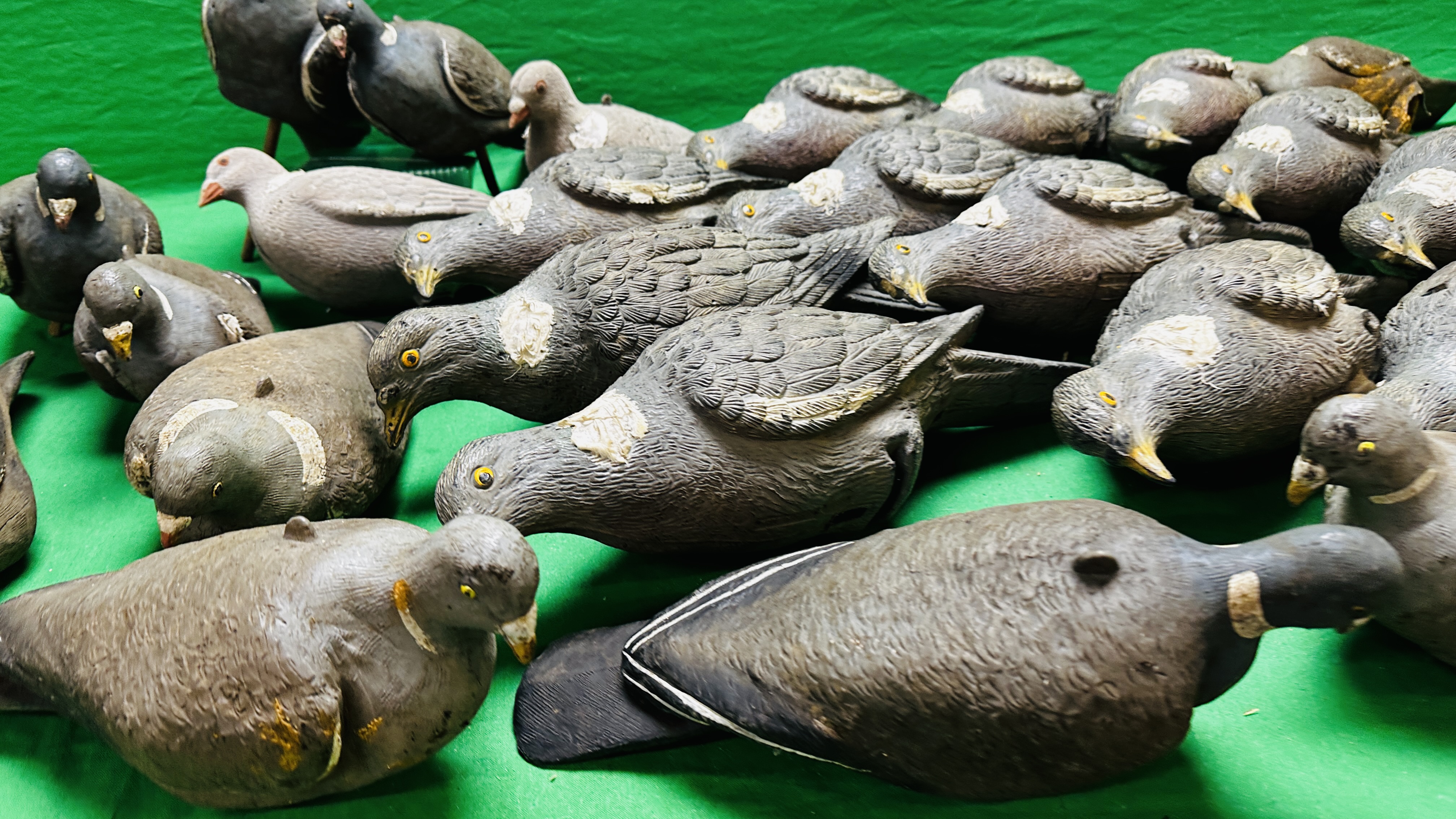 A GROUP OF 26 PIGEON DECOYS. - Image 2 of 10