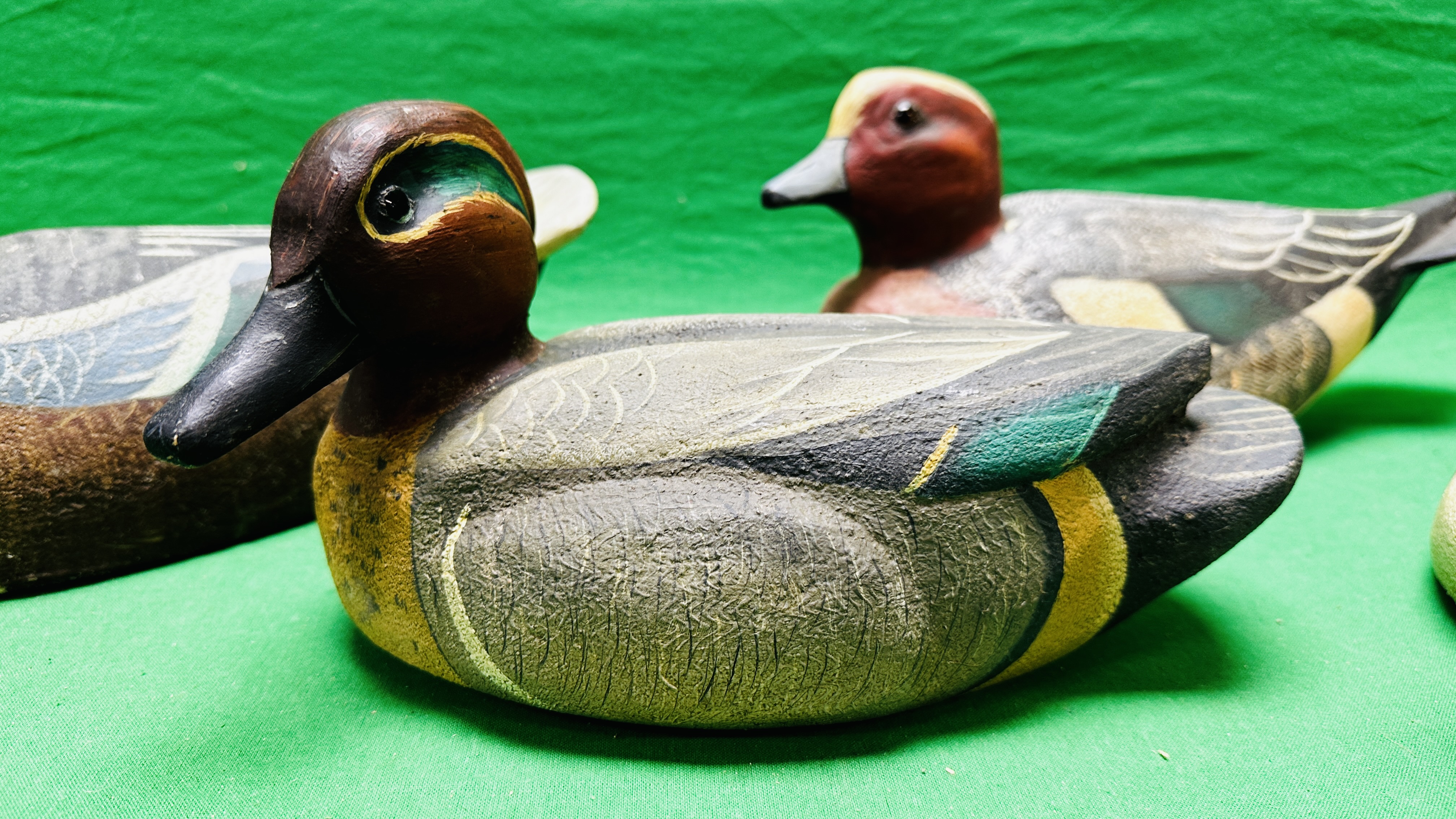 A HANDCRAFTED SET OF 4 DUCK DECOYS HAVING HANDPAINTED DETAIL AND GLASS EYES. - Bild 2 aus 13