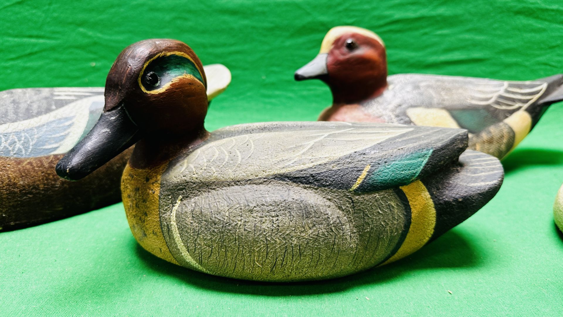 A HANDCRAFTED SET OF 4 DUCK DECOYS HAVING HANDPAINTED DETAIL AND GLASS EYES. - Image 2 of 13