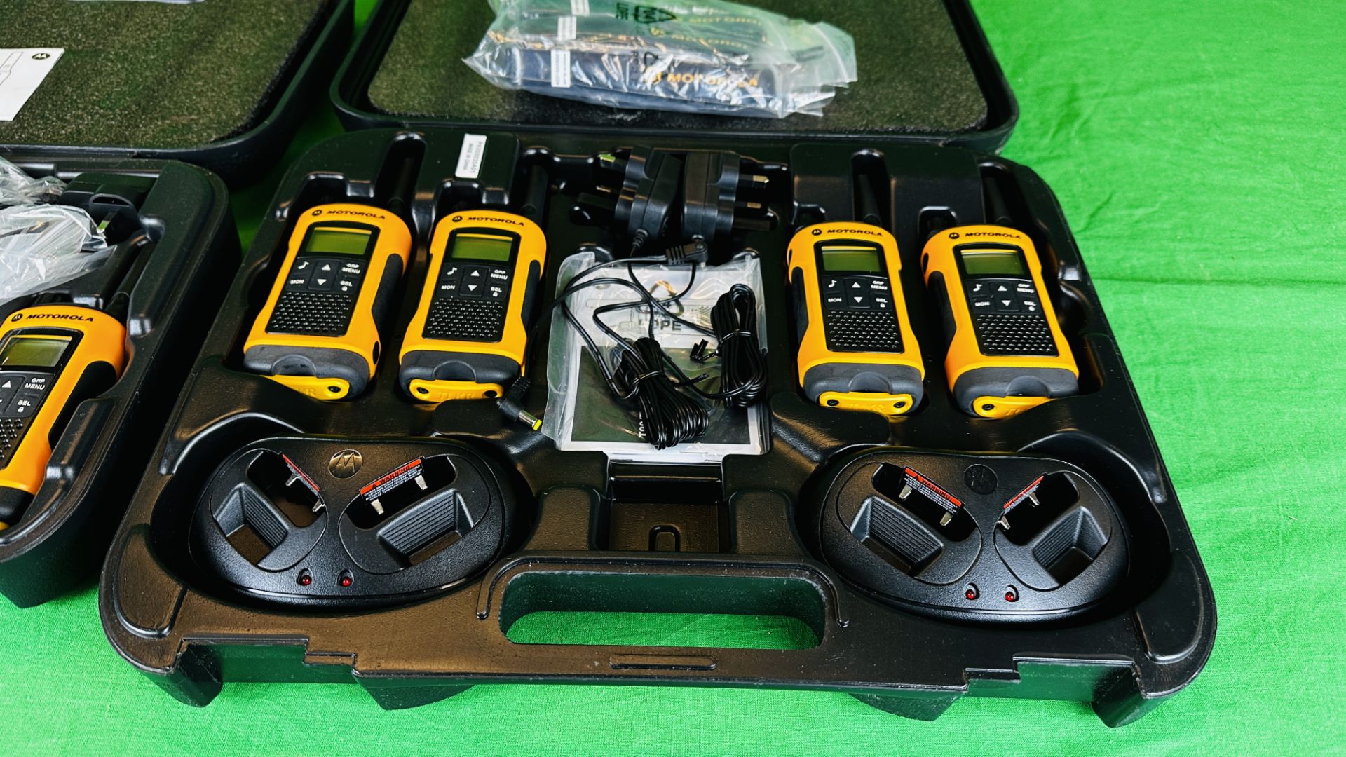 6 X MOTOROLA WALKIE TALKIE RADIO'S CASED WITH CHARGERS AND ACCESSORIES (2 CASES). - Image 3 of 11