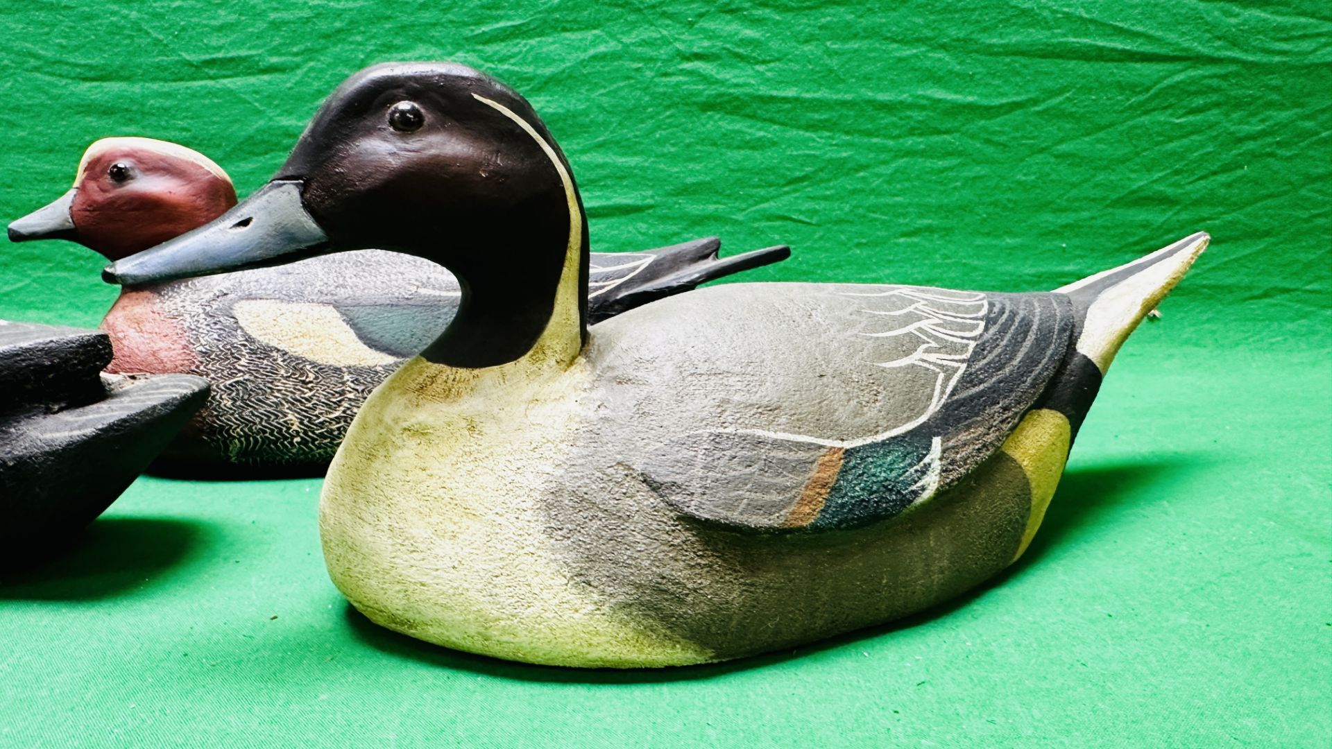A HANDCRAFTED SET OF 4 DUCK DECOYS HAVING HANDPAINTED DETAIL AND GLASS EYES. - Image 3 of 13