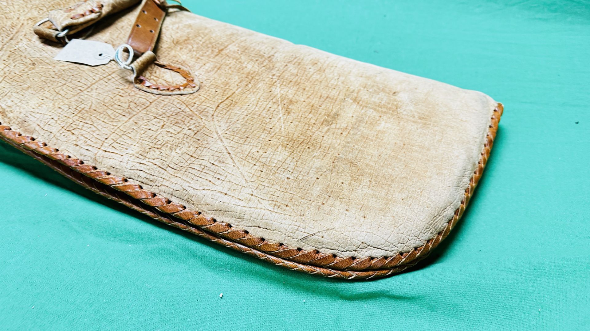 A GOOD QUALITY TAN LEATHER AND BRAIDEN GUN SLIP. - Image 8 of 10