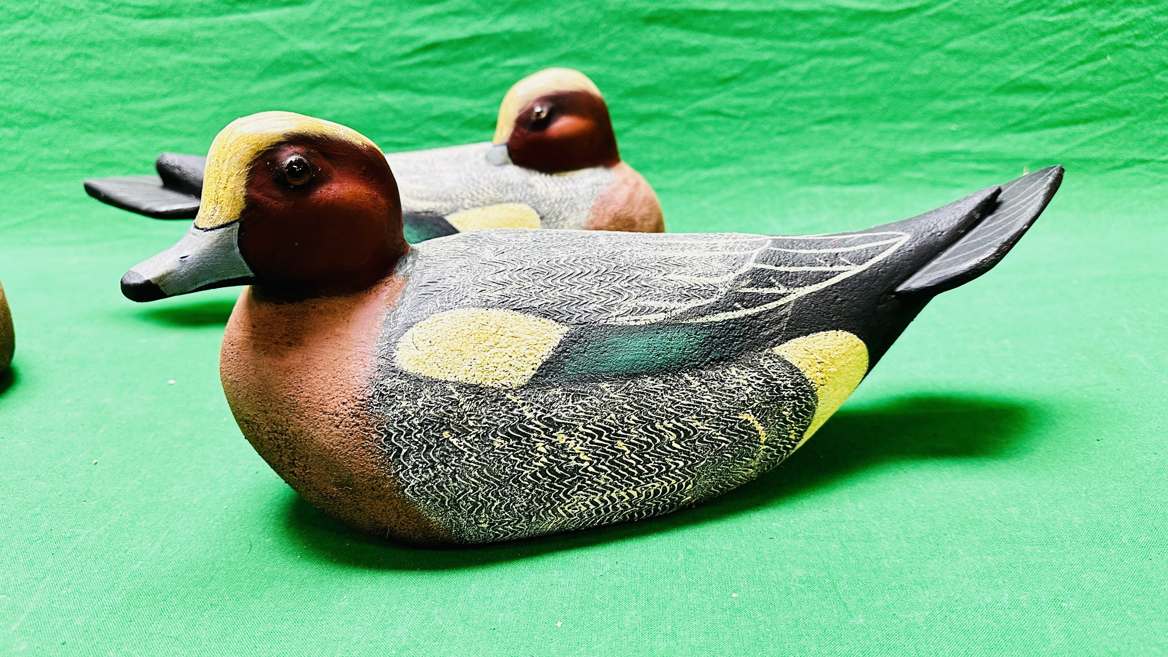 A HANDCRAFTED SET OF THREE DUCK DECOYS HAVING HANDPAINTED DETAIL AND GLASS EYES. - Image 2 of 8