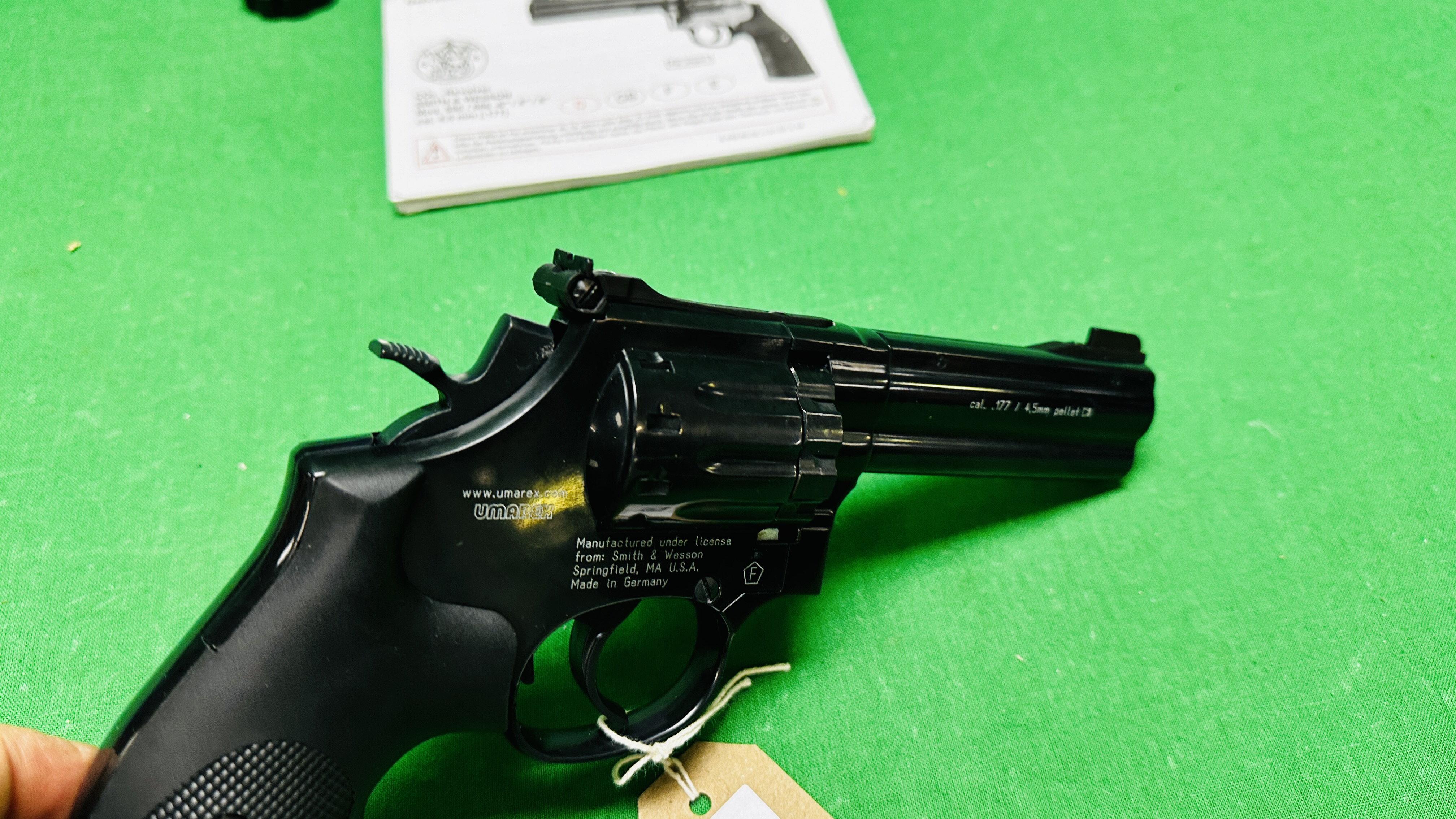 AN UMAREX SMITH & WESSON CO2 . - Image 10 of 12