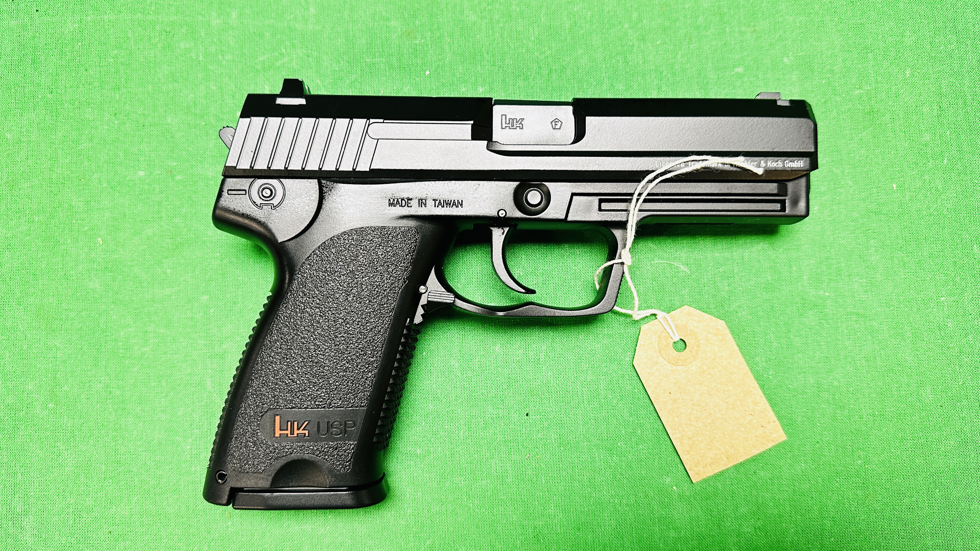 A BOXED HECKLER & KOCH USP 22 ROUND CO2 STELL BB AIR PISTOL COMPLETE WITH HARD TRANSIT CASE, - Image 6 of 15