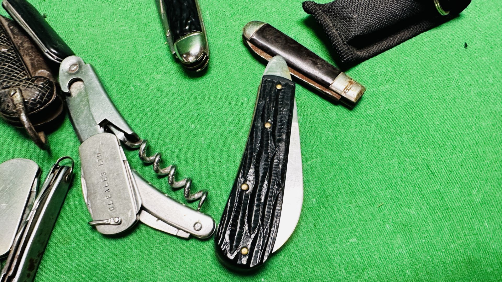 GROUP OF 15 VINTAGE AND MODERN POCKET KNIVES AND MULTI TOOLS INCLUDING RICHARDS, NEW HOLLAND, CK, J. - Image 3 of 7