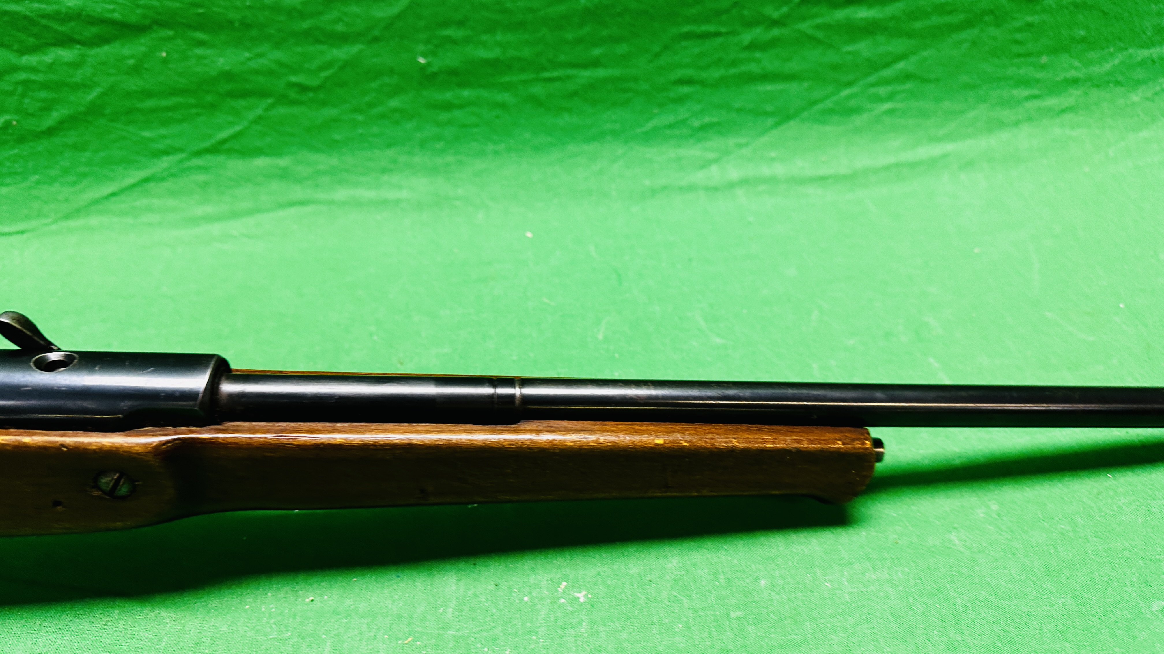 AN ORIGINAL MOD 50 UNDERLEVER AIR RIFLE FITTED WITH BUSHNELL 4 POWER SCOPE - (ALL GUNS TO BE - Image 7 of 15