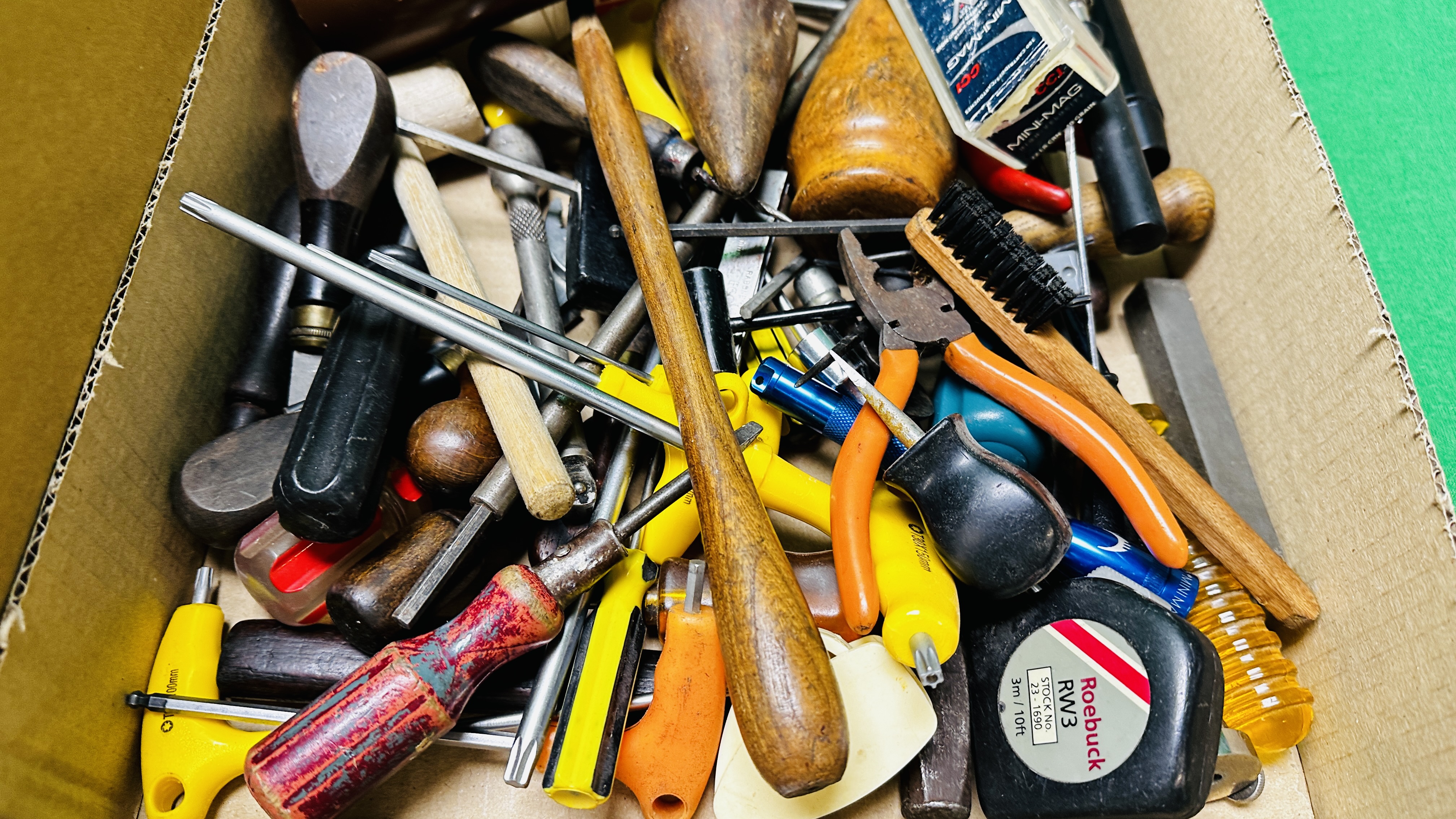 A GROUP OF GUN RELATED CLEANING AND TOOL ACCESSORIES INCLUDING OILS, SNAP CAPS, SCREW DRIVERS, - Image 3 of 11