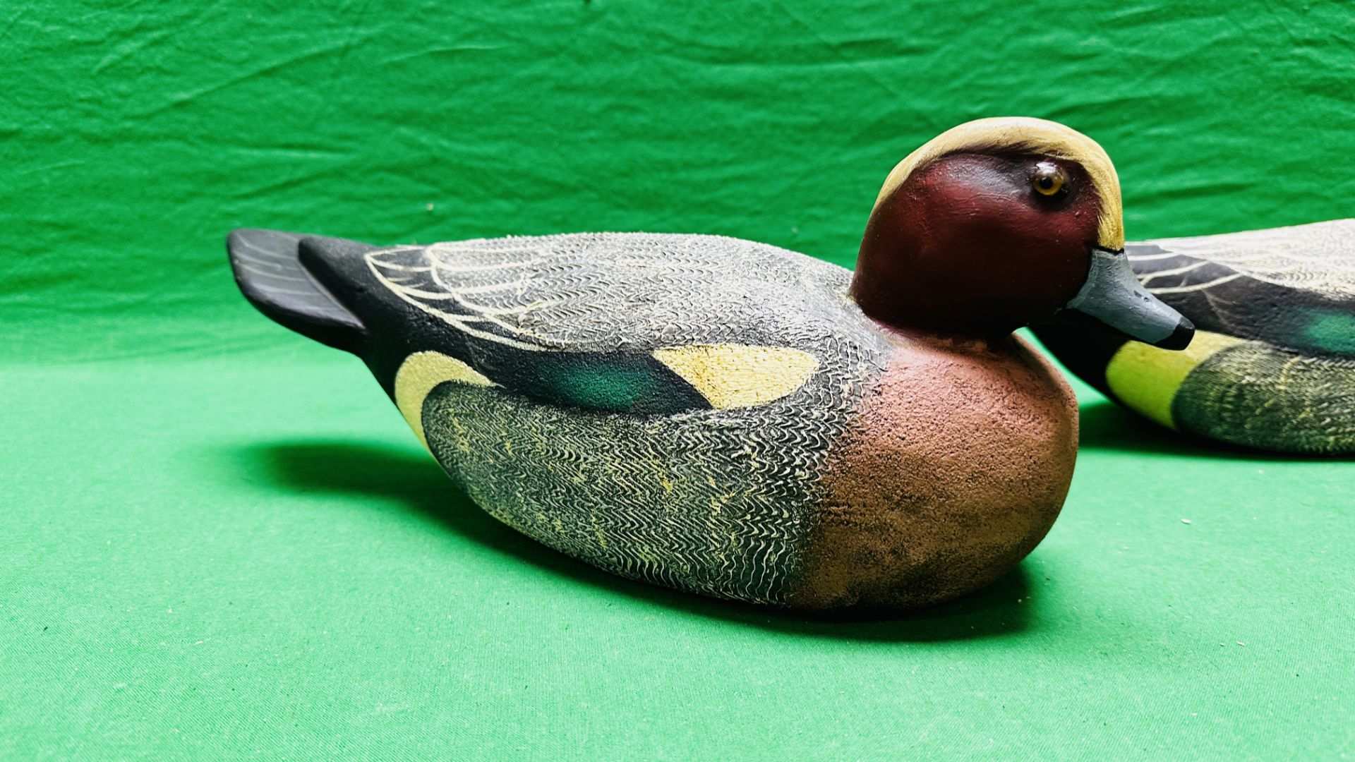 A HANDCRAFTED SET OF THREE DUCK DECOYS HAVING HANDPAINTED DETAIL AND GLASS EYES. - Image 3 of 8
