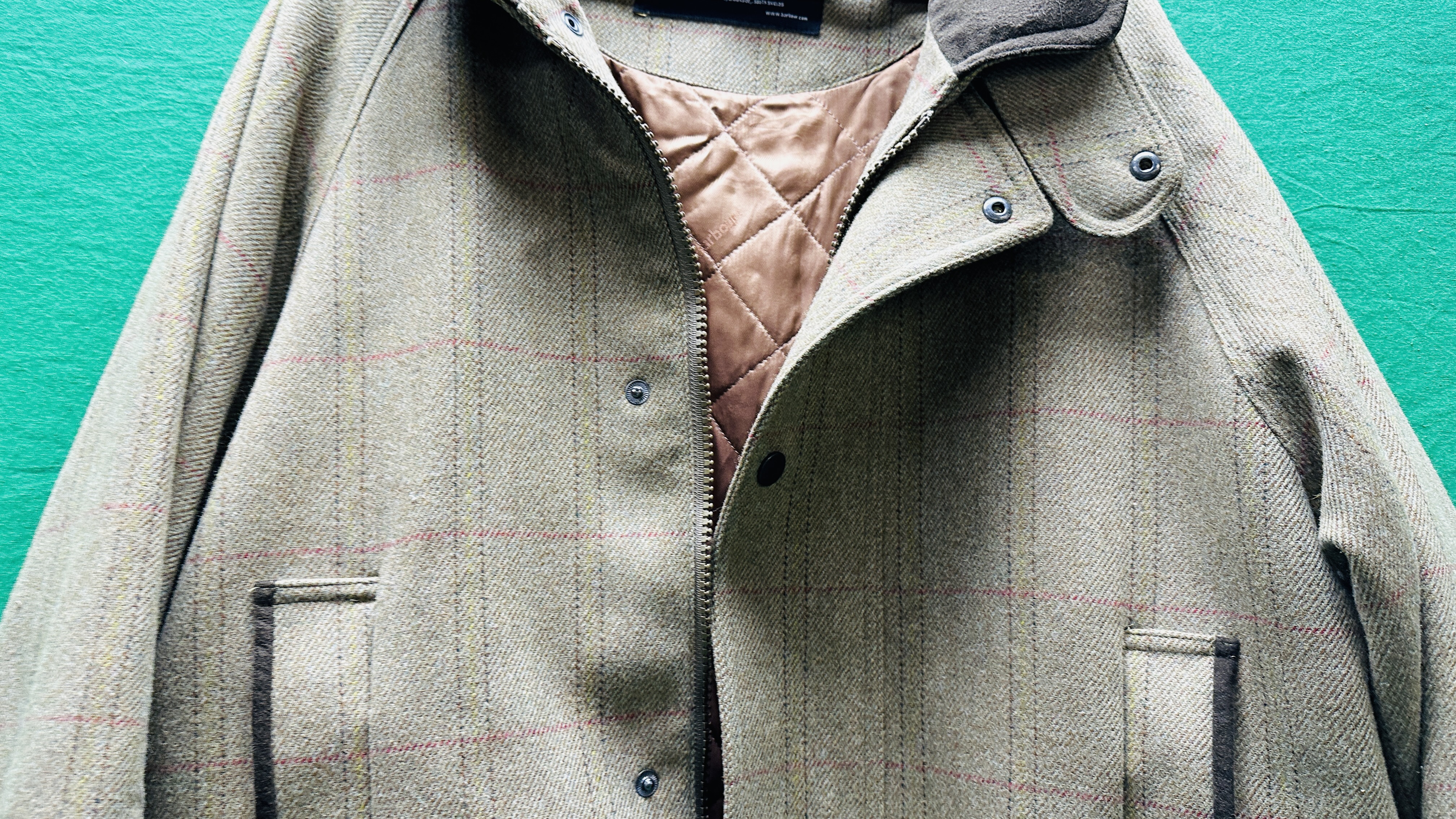 BARBOUR DOUBLE TWIST 100% MERINO 2 PLY TWEED COUNTRY COAT, STYLE T19, - Image 3 of 11