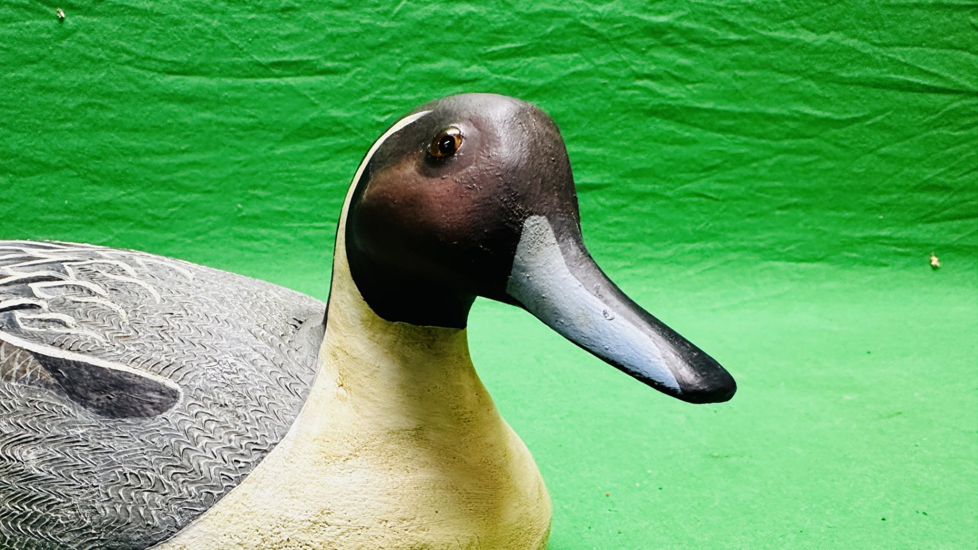 A HANDCRAFTED DUCK DECOY HAVING HANDPAINTED DETAIL AND GLASS EYES. - Image 2 of 10