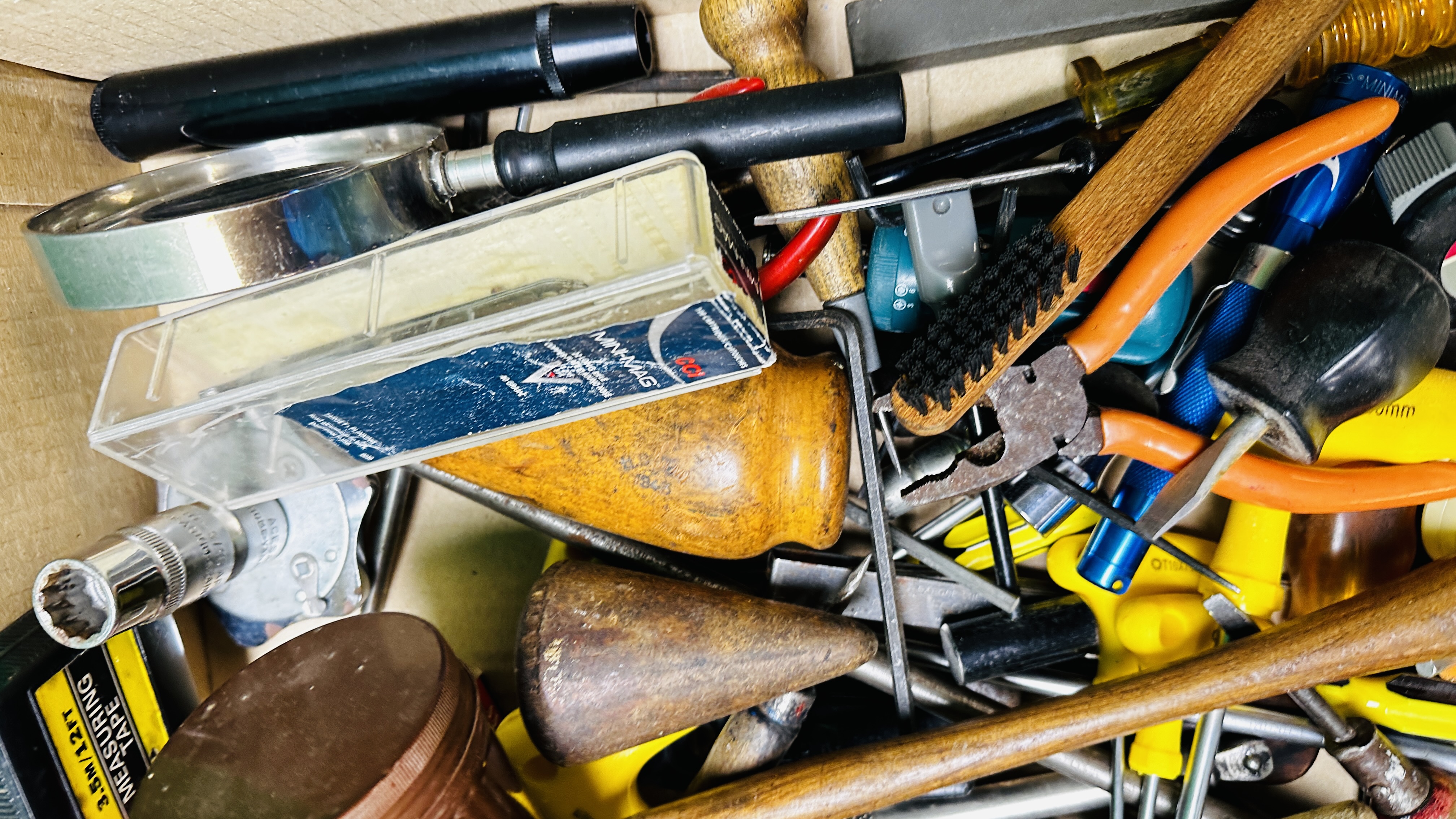 A GROUP OF GUN RELATED CLEANING AND TOOL ACCESSORIES INCLUDING OILS, SNAP CAPS, SCREW DRIVERS, - Image 4 of 11