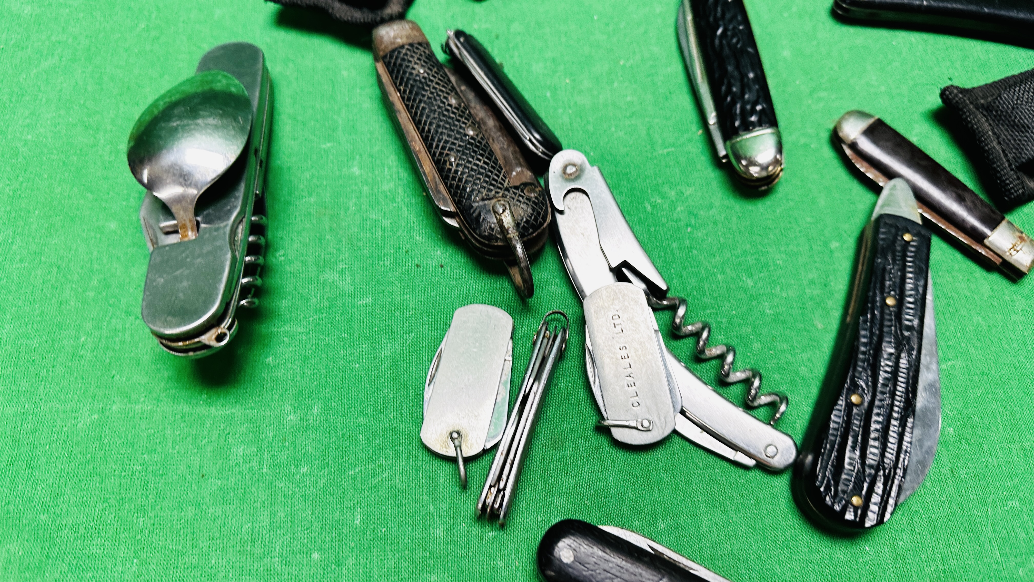 GROUP OF 15 VINTAGE AND MODERN POCKET KNIVES AND MULTI TOOLS INCLUDING RICHARDS, NEW HOLLAND, CK, J. - Bild 7 aus 7