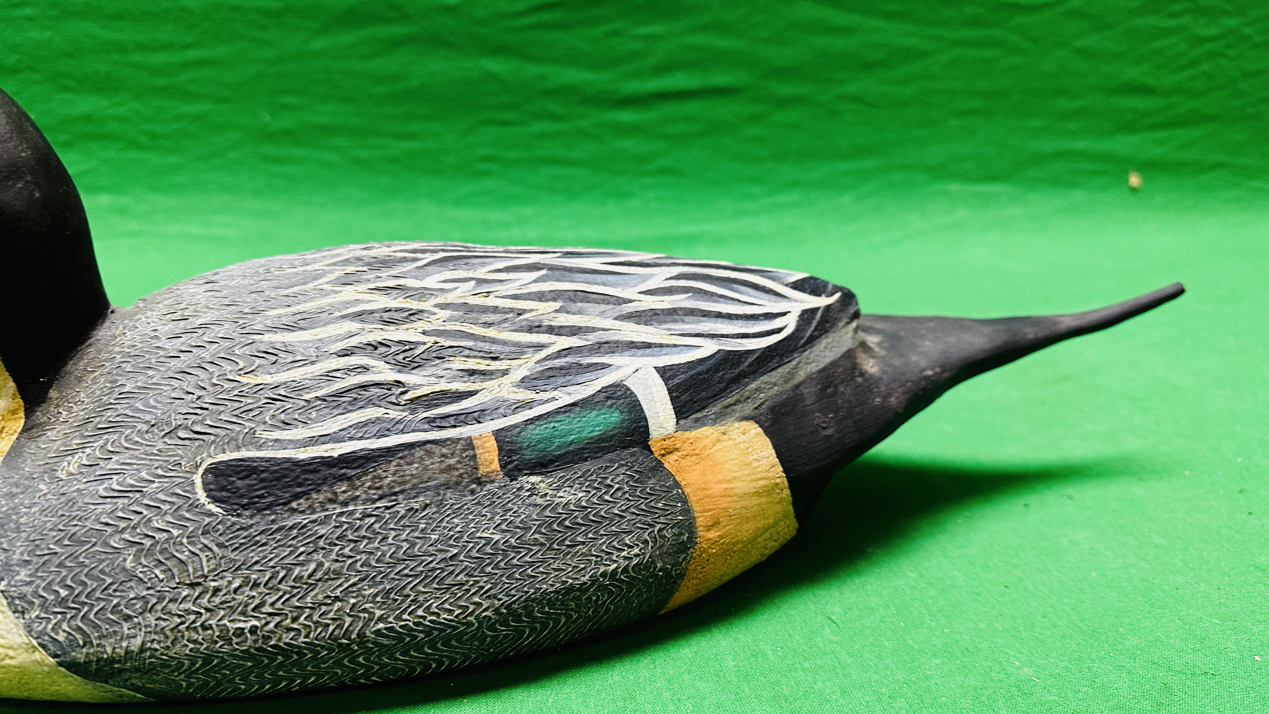 A HANDCRAFTED DUCK DECOY HAVING HANDPAINTED DETAIL AND GLASS EYES. - Image 8 of 10