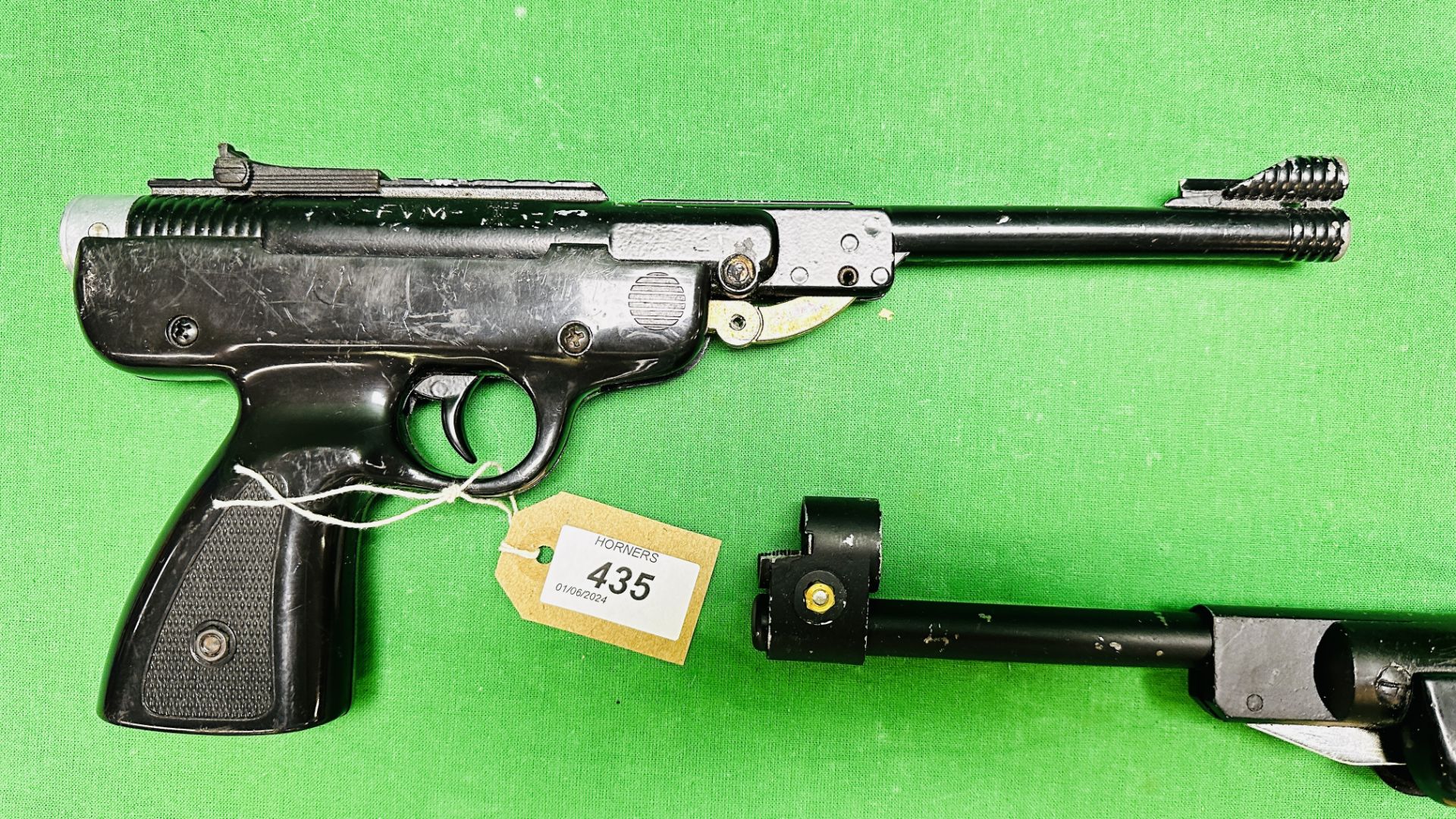 TWO VINTAGE AIR PISTOLS TO INCLUDE FRENCH MANU ARM .22 CALIBRE BREAK BARREL AND ITALIAN CONDOR . - Image 3 of 10