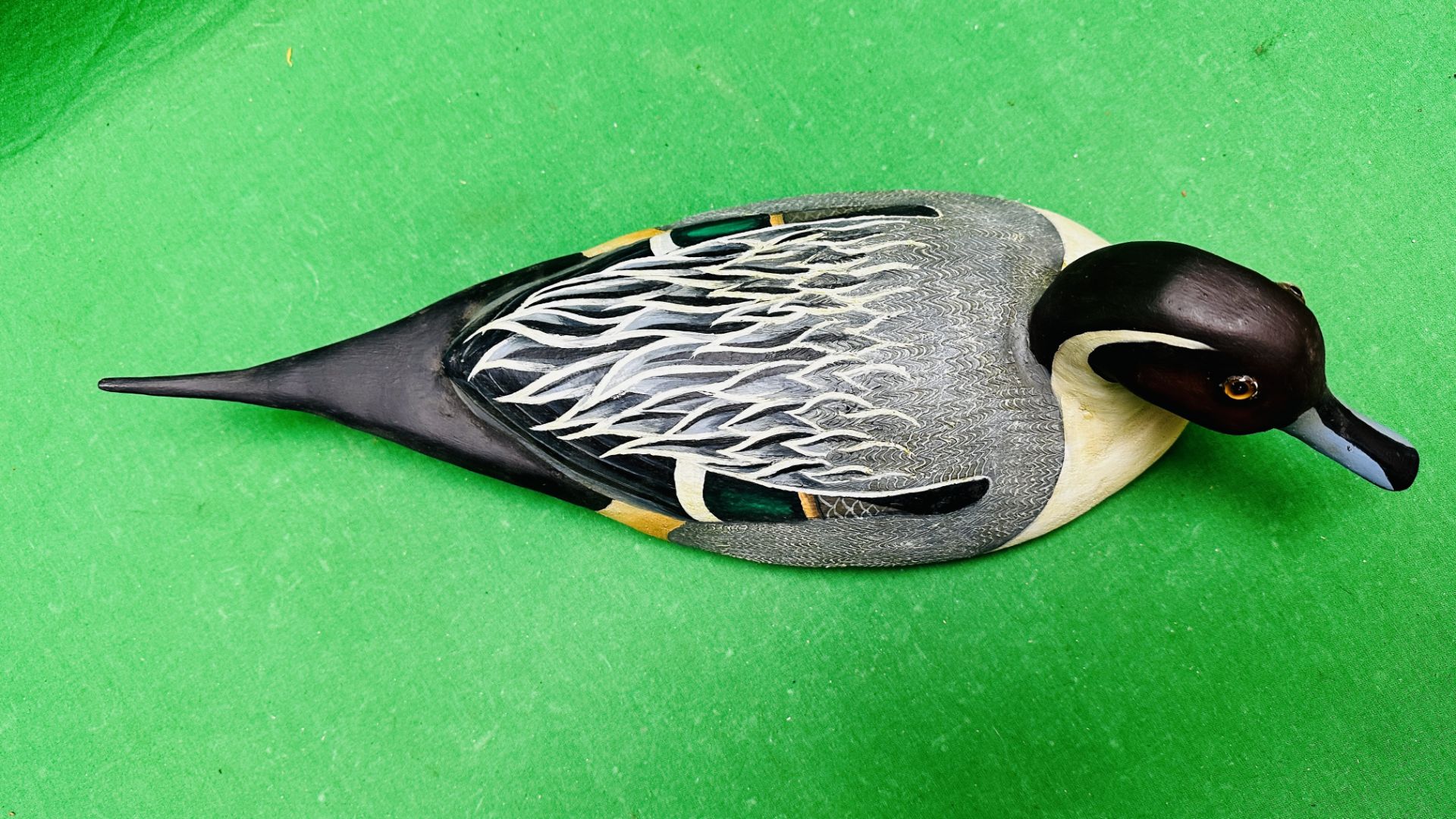 A HANDCRAFTED DUCK DECOY HAVING HANDPAINTED DETAIL AND GLASS EYES. - Image 5 of 10