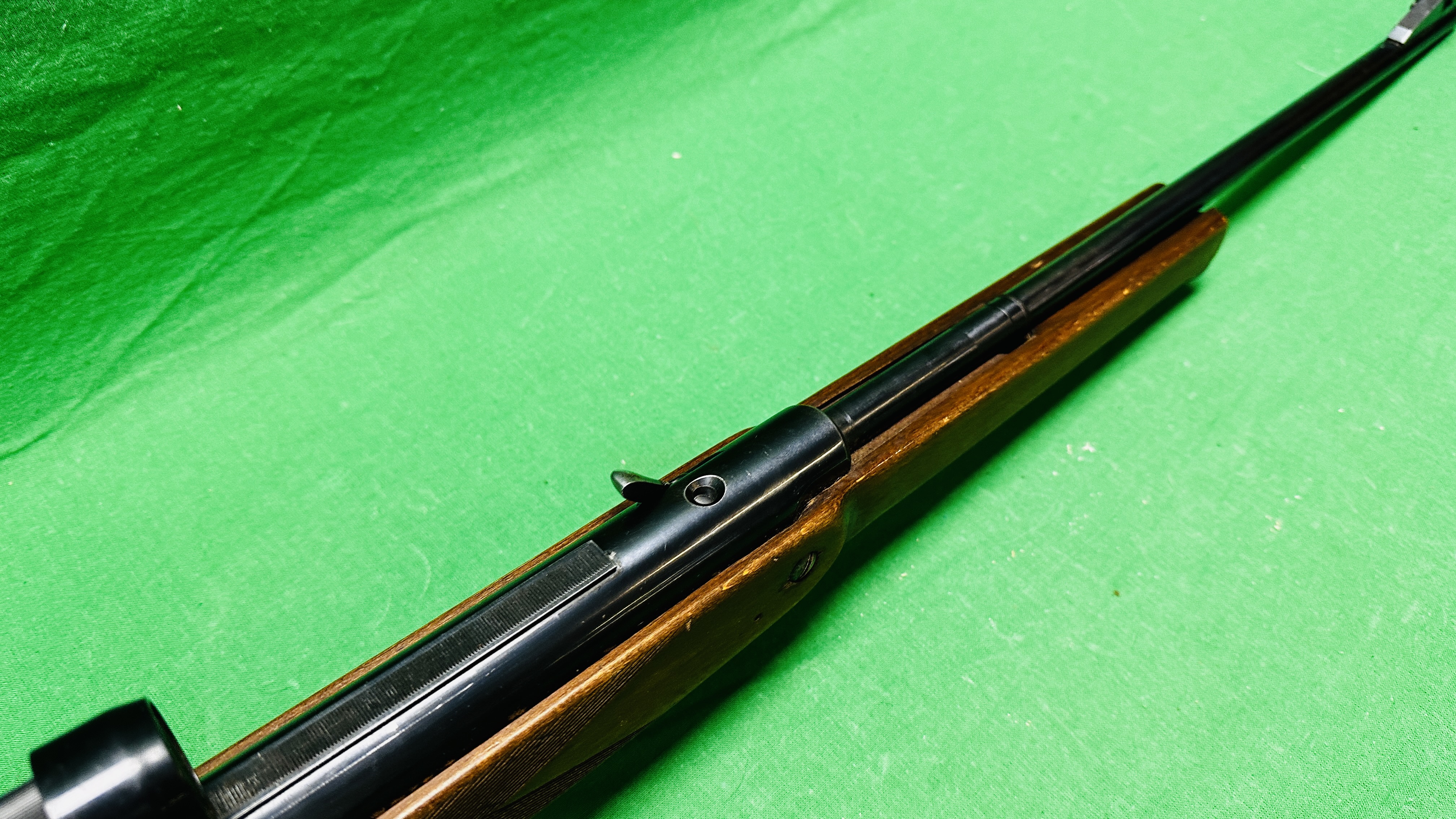AN ORIGINAL MOD 50 UNDERLEVER AIR RIFLE FITTED WITH BUSHNELL 4 POWER SCOPE - (ALL GUNS TO BE - Image 9 of 15