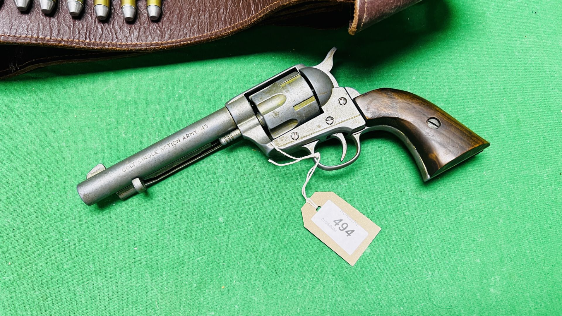 A WESTERN STYLE REPLICA REVOLVER WITH LEATHER HOLSTER AND ACCESSORIES - (ALL GUNS TO BE INSPECTED - Image 2 of 9