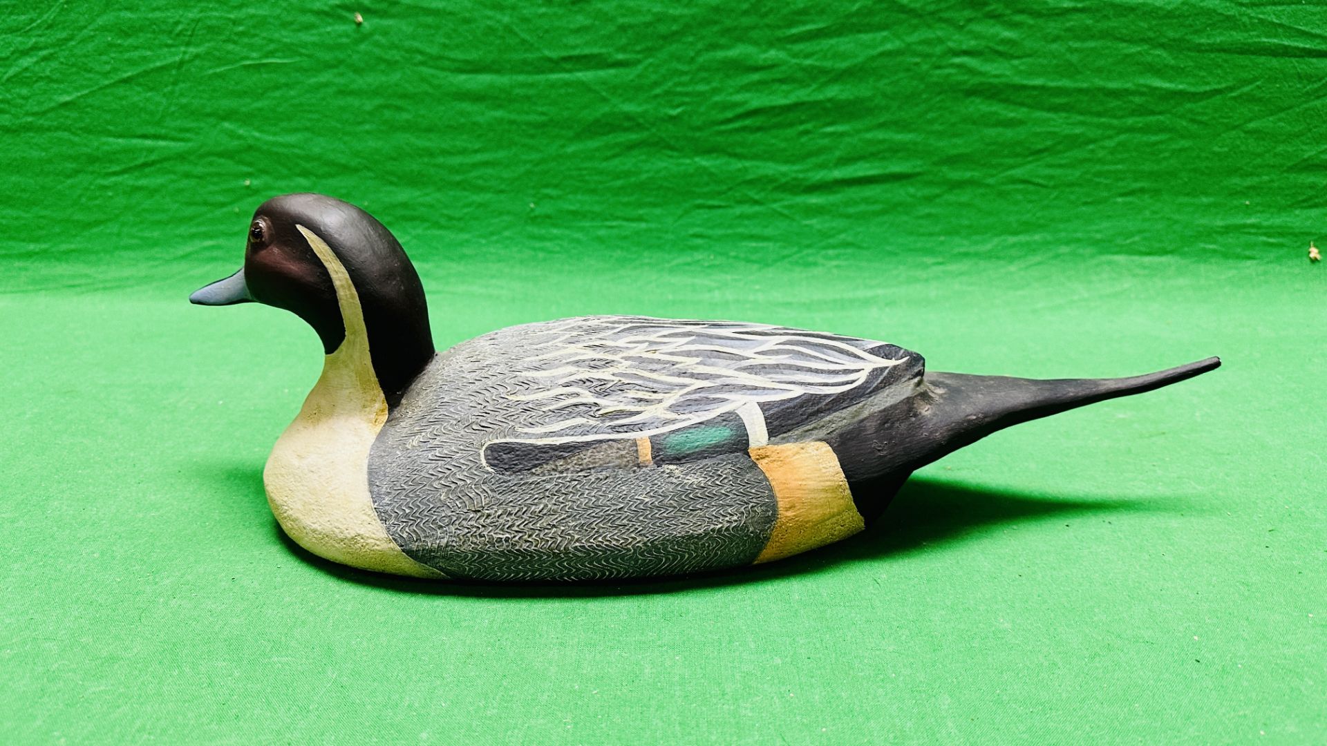 A HANDCRAFTED DUCK DECOY HAVING HANDPAINTED DETAIL AND GLASS EYES. - Image 6 of 10