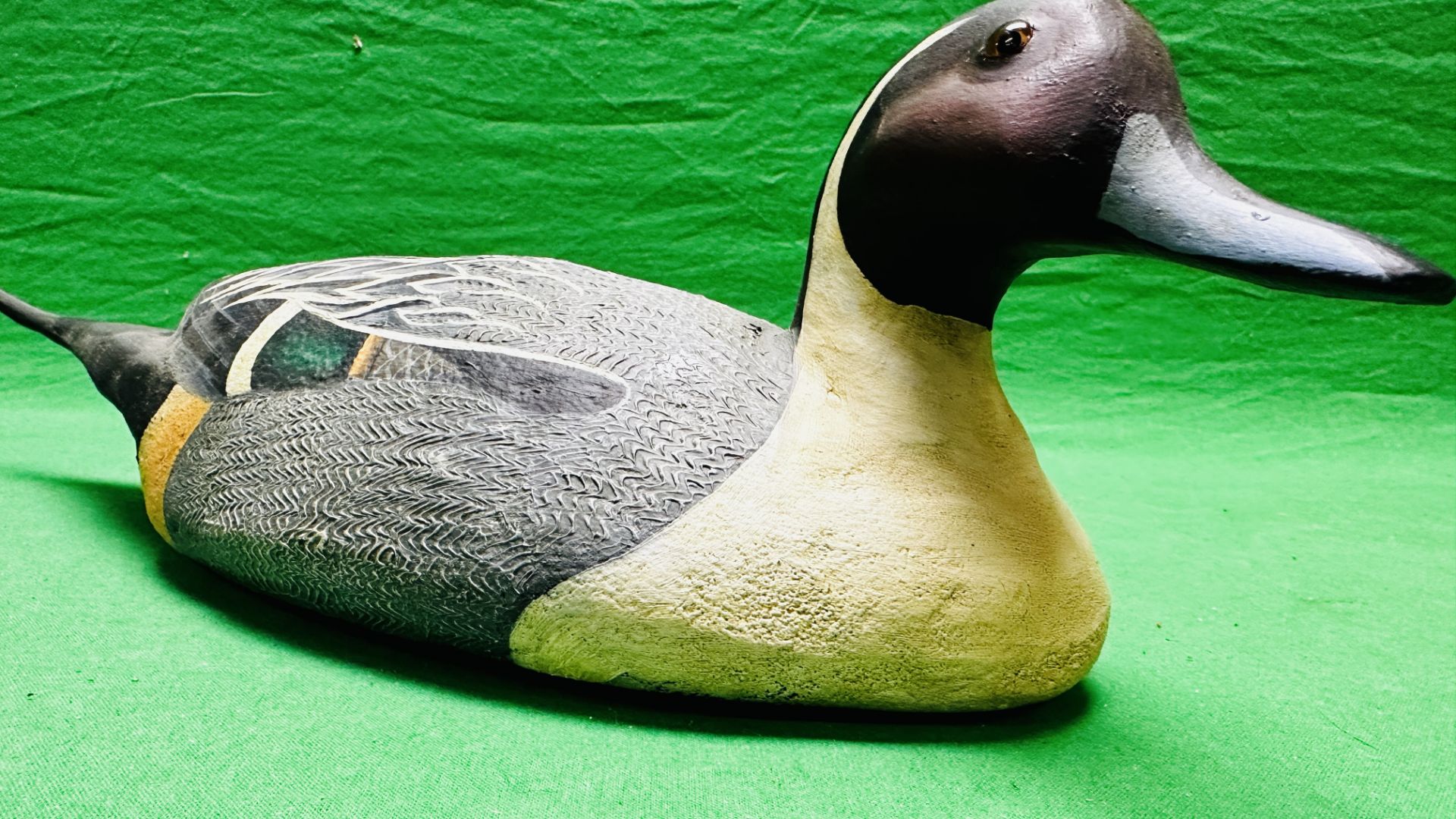 A HANDCRAFTED DUCK DECOY HAVING HANDPAINTED DETAIL AND GLASS EYES. - Image 3 of 10