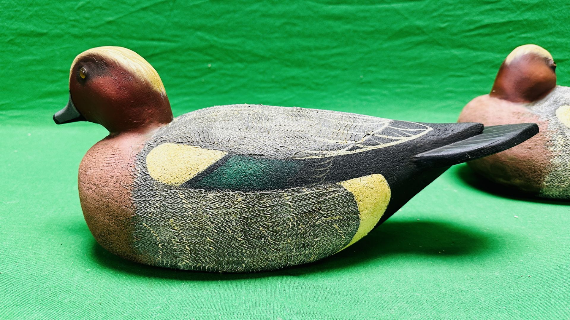 A HANDCRAFTED SET OF THREE DUCK DECOYS HAVING HANDPAINTED DETAIL AND GLASS EYES. - Image 5 of 8
