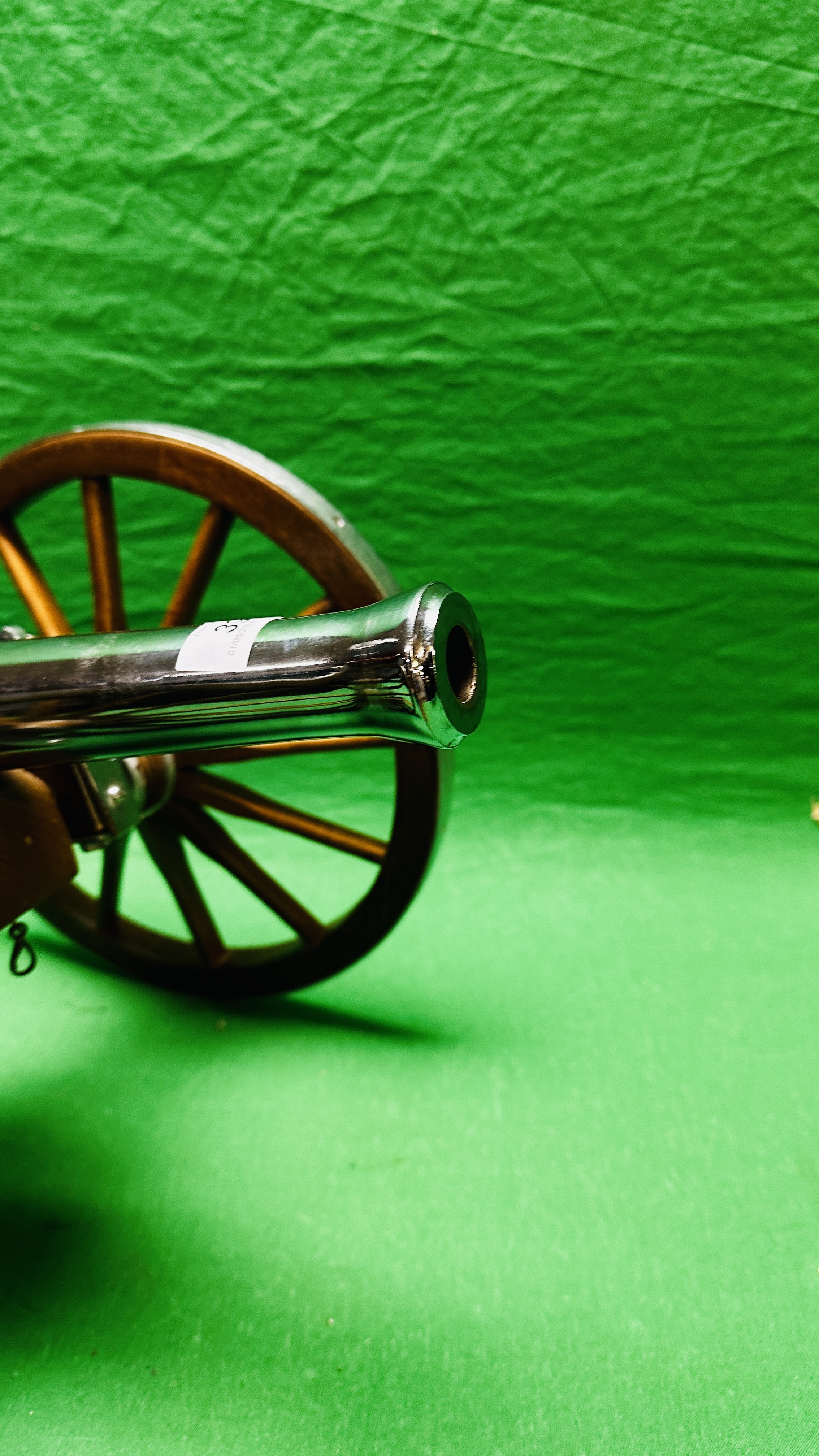 A SPANISH 75 CAL BLACK POWDER ARMAS GIL CANNON 14" BARREL MOUNTED ON A CARRIAGE. - Image 6 of 15