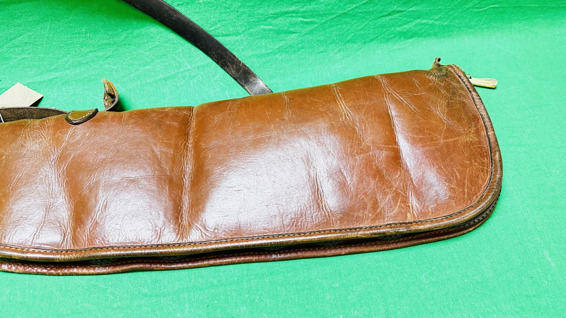 A GOOD QUALITY LEATHER AND SHEEP SKIN LINED GUN SLIP - Image 6 of 9