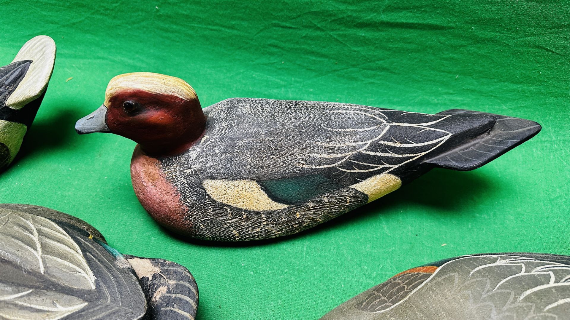 A HANDCRAFTED SET OF 4 DUCK DECOYS HAVING HANDPAINTED DETAIL AND GLASS EYES. - Image 7 of 13