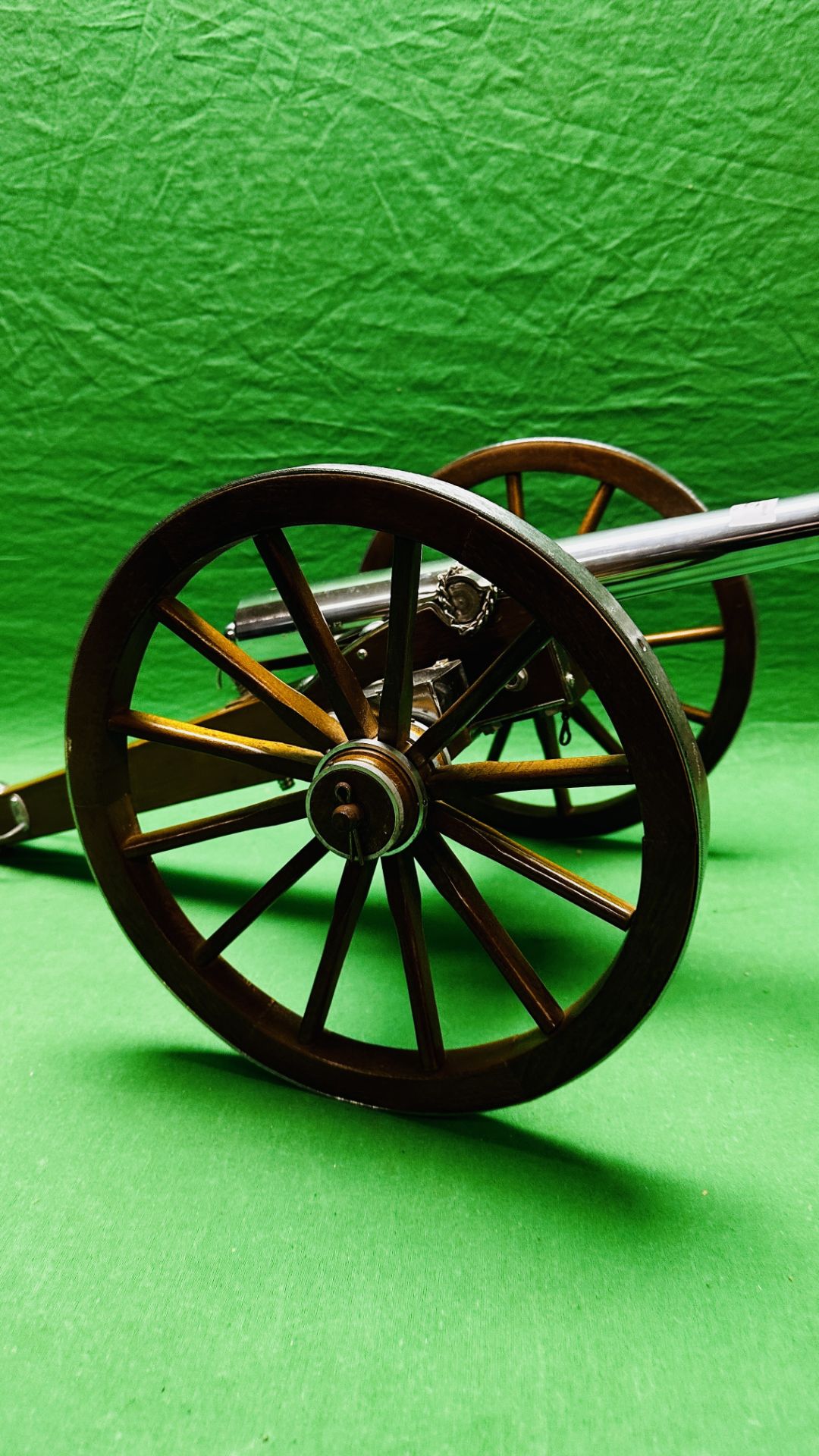 A SPANISH 75 CAL BLACK POWDER ARMAS GIL CANNON 14" BARREL MOUNTED ON A CARRIAGE. - Image 7 of 15