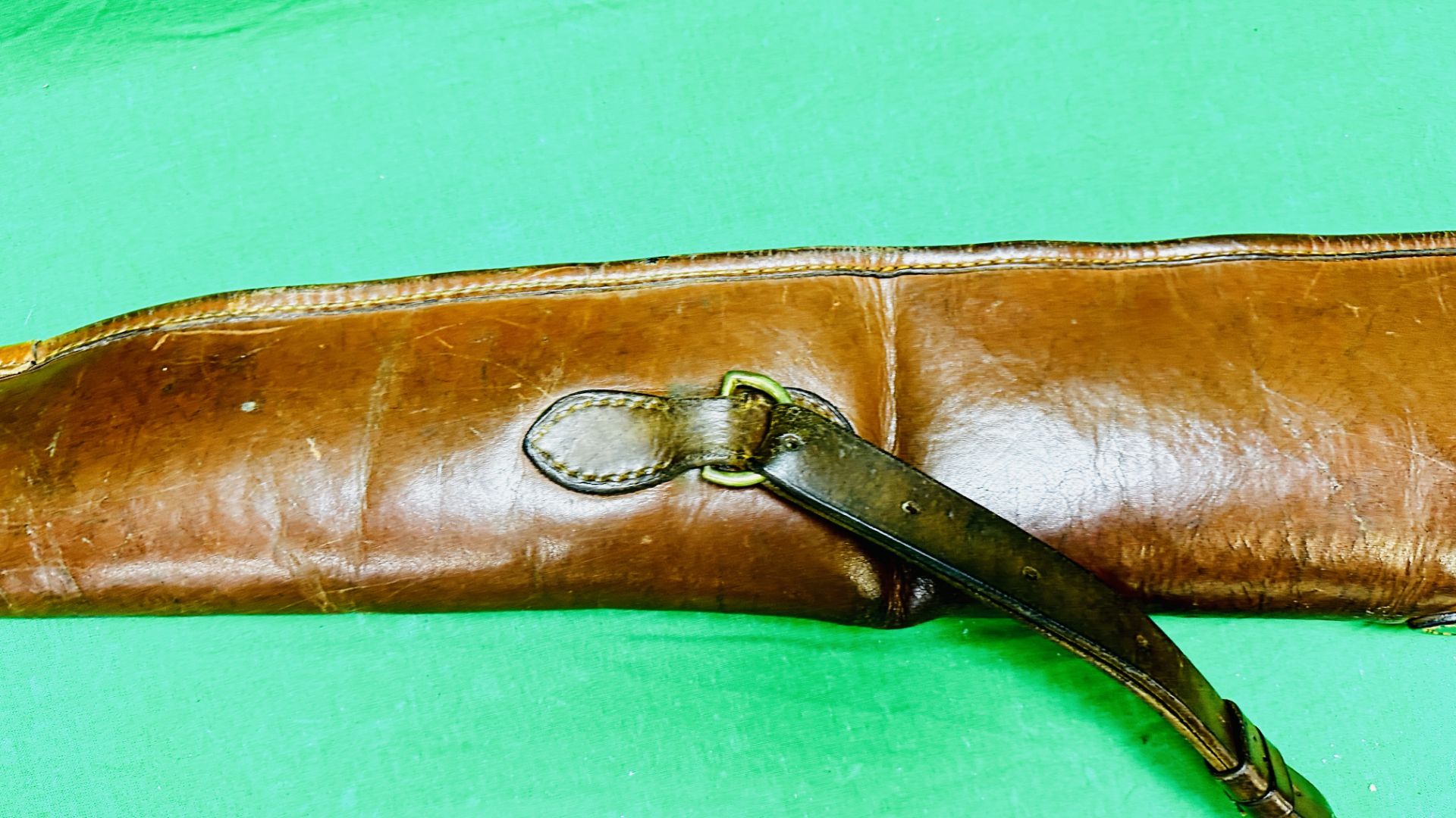 A GOOD QUALITY LEATHER AND SHEEP SKIN LINED GUN SLIP - Image 5 of 9