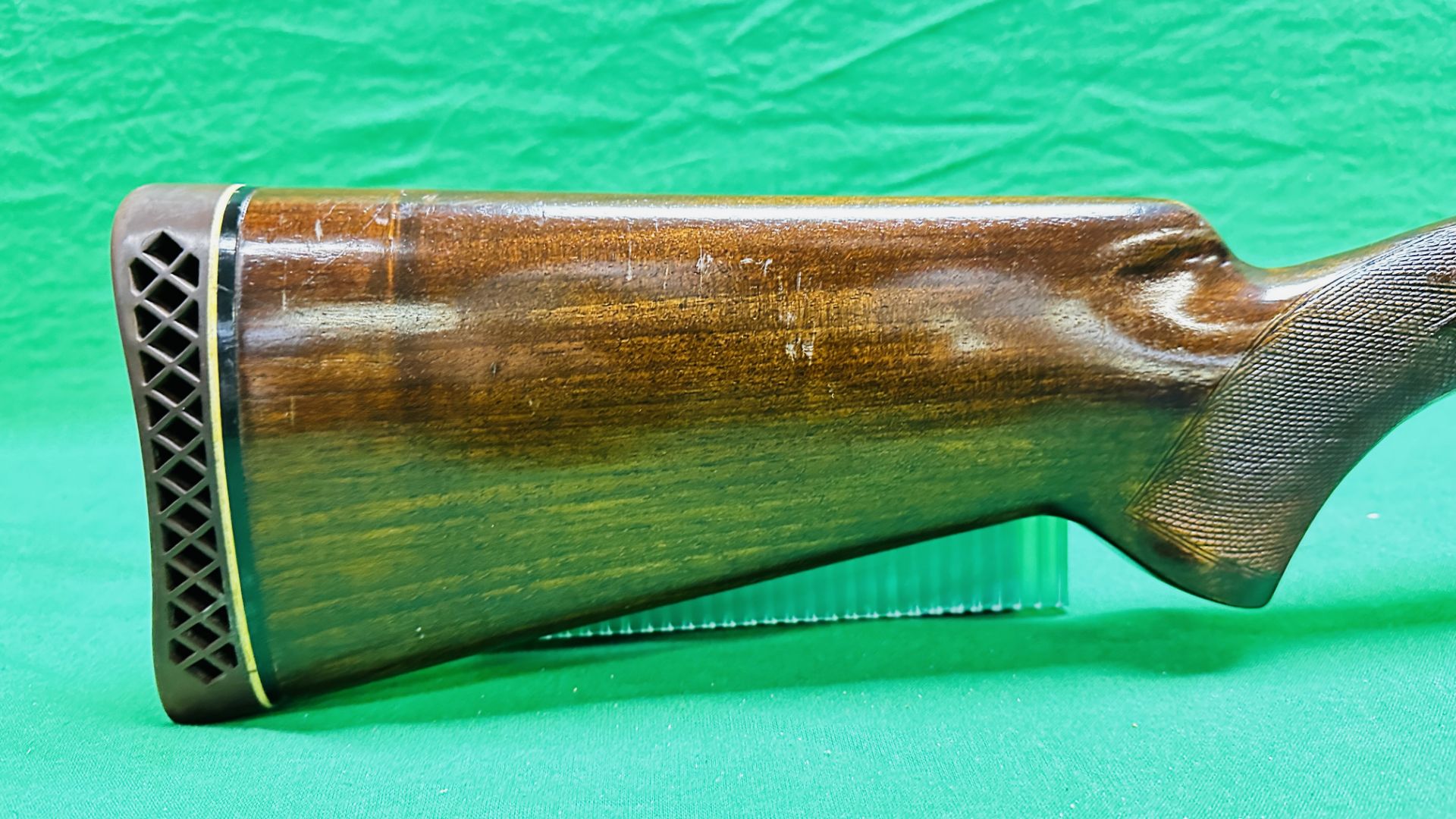 MIROKU 12 BORE OVER AND UNDER SHOTGUN #2260392, 30" BARRELS, EJECTOR, SINGLE SELECTABLE TRIGGER, - Image 5 of 21