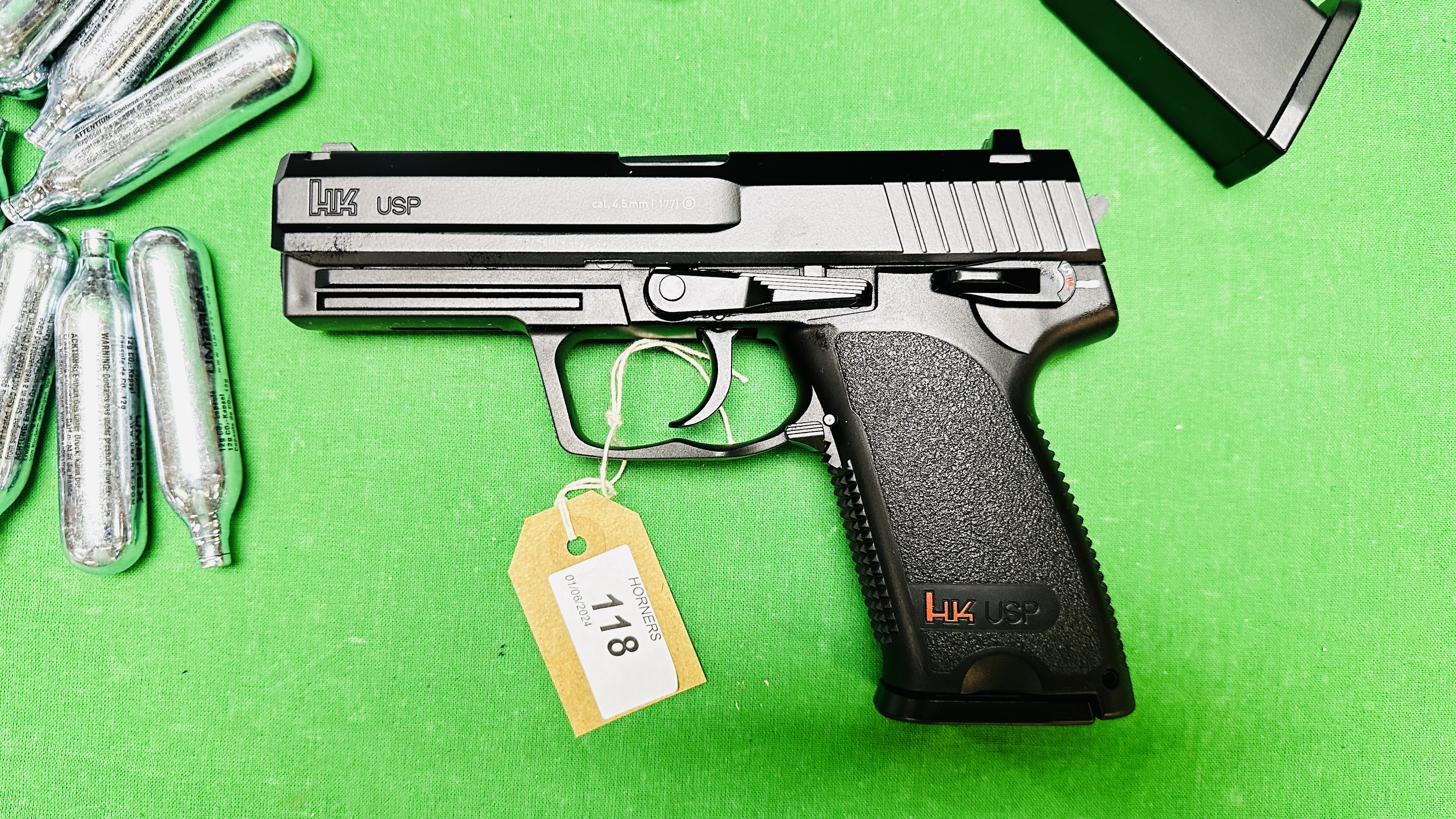A BOXED HECKLER & KOCH USP 22 ROUND CO2 STELL BB AIR PISTOL COMPLETE WITH HARD TRANSIT CASE, - Image 3 of 15