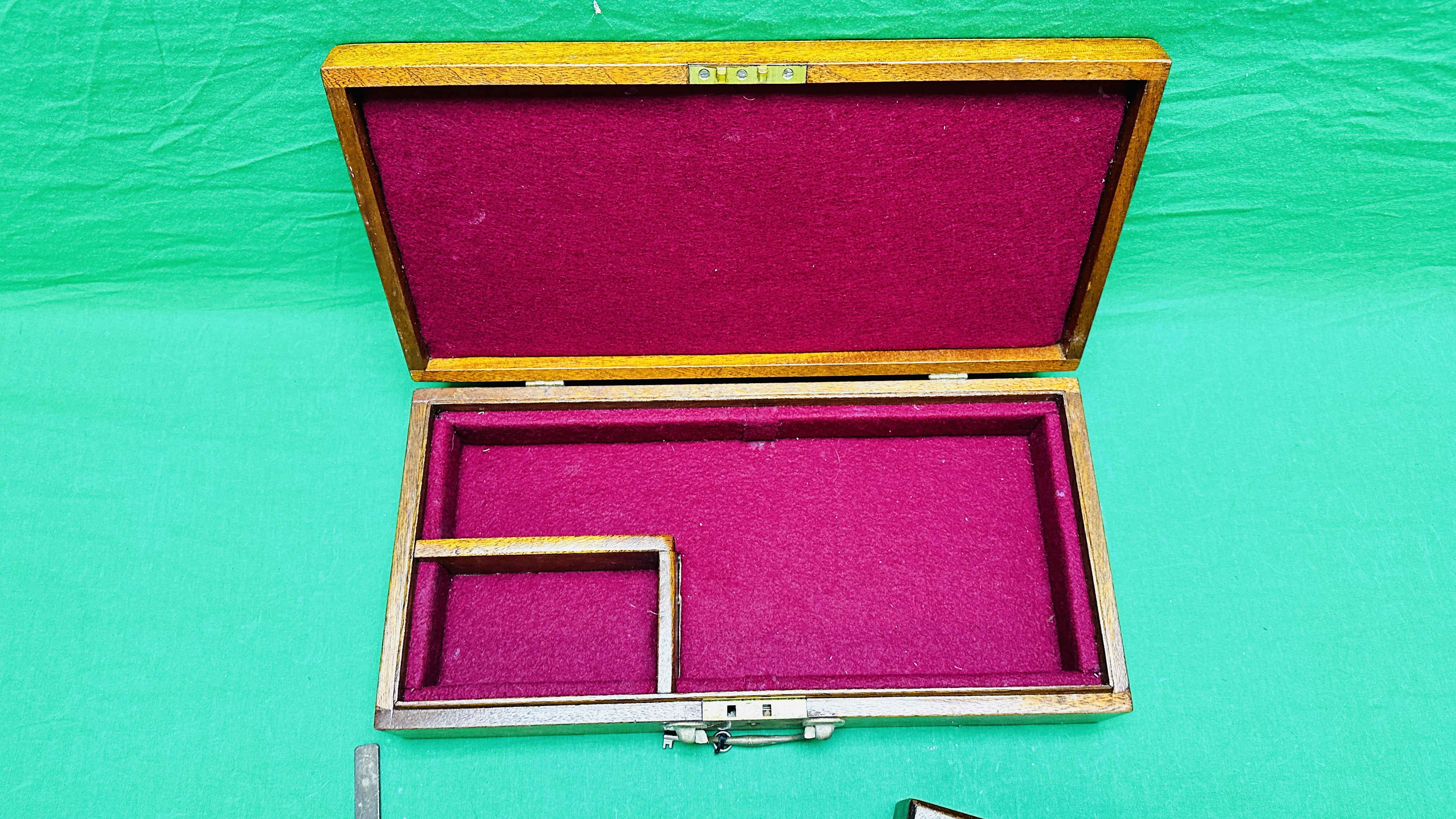 TWO VINTAGE WOODEN BOXES FOR PISTOLS AND TWO VINTAGE LOADING TOOLS - Bild 3 aus 10