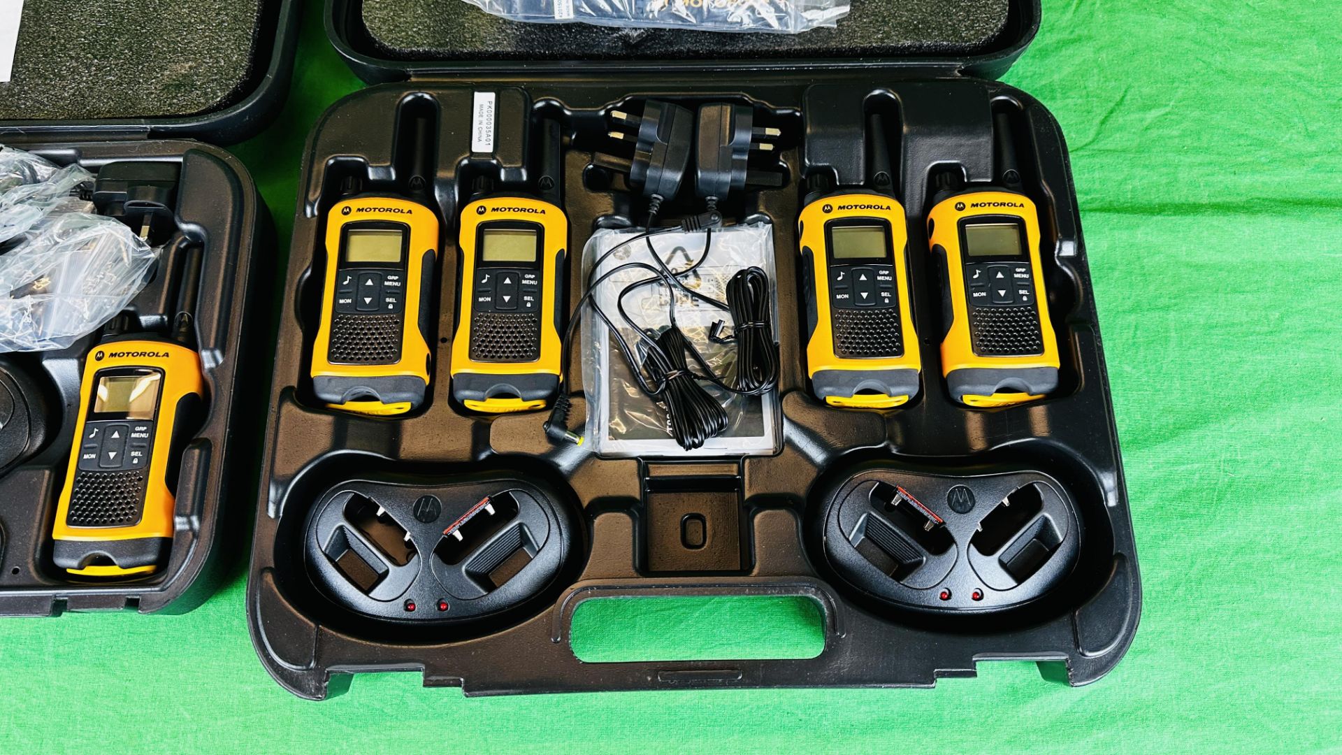 6 X MOTOROLA WALKIE TALKIE RADIO'S CASED WITH CHARGERS AND ACCESSORIES (2 CASES). - Image 2 of 11