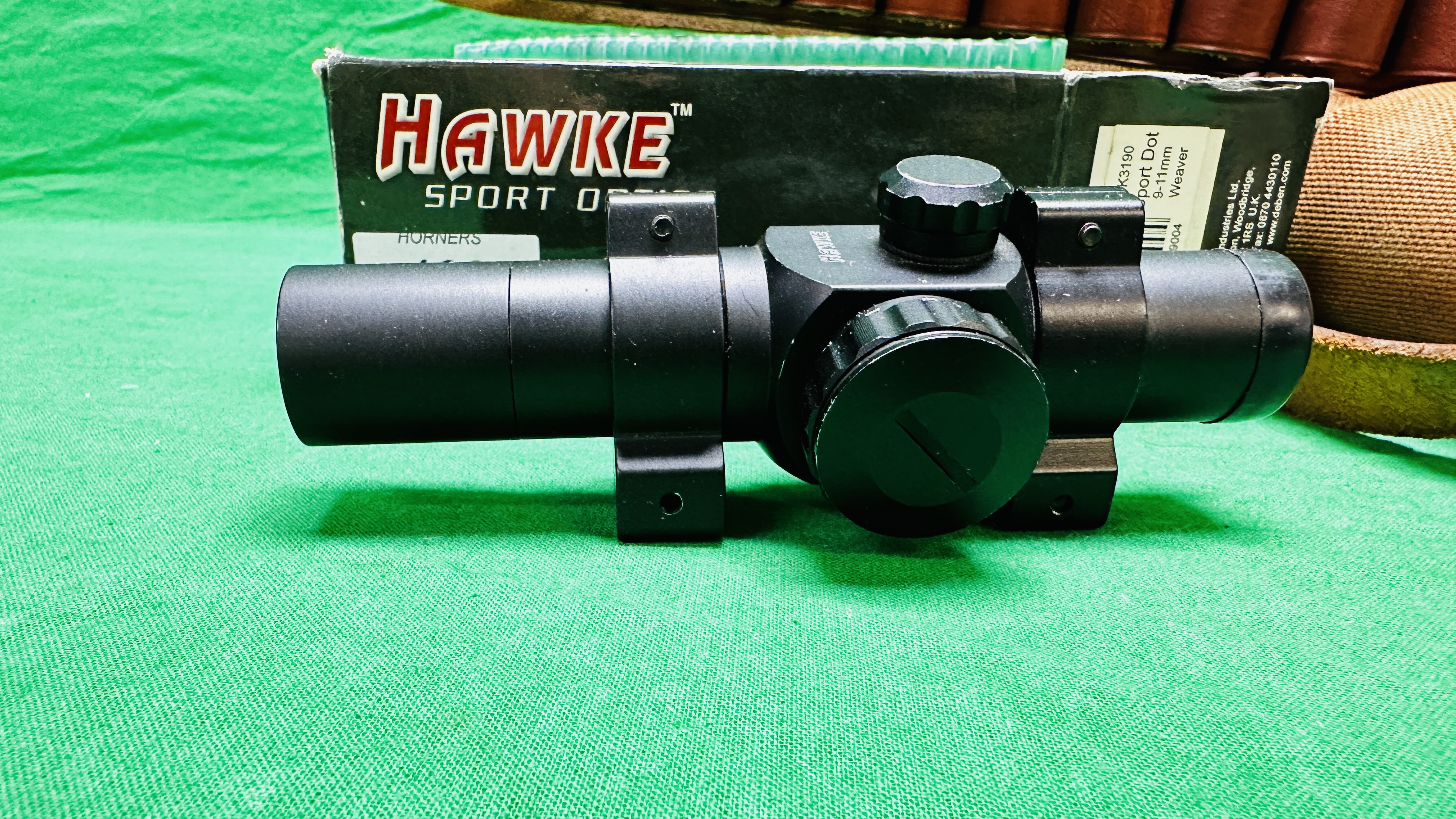 HAWKE SPORTS OPTICS RED-DOT SIGHT (BOXED), LEATHER 12 GAUGE CARTRIDGE BELT AND CANVAS GUN SLEEVE. - Bild 2 aus 8