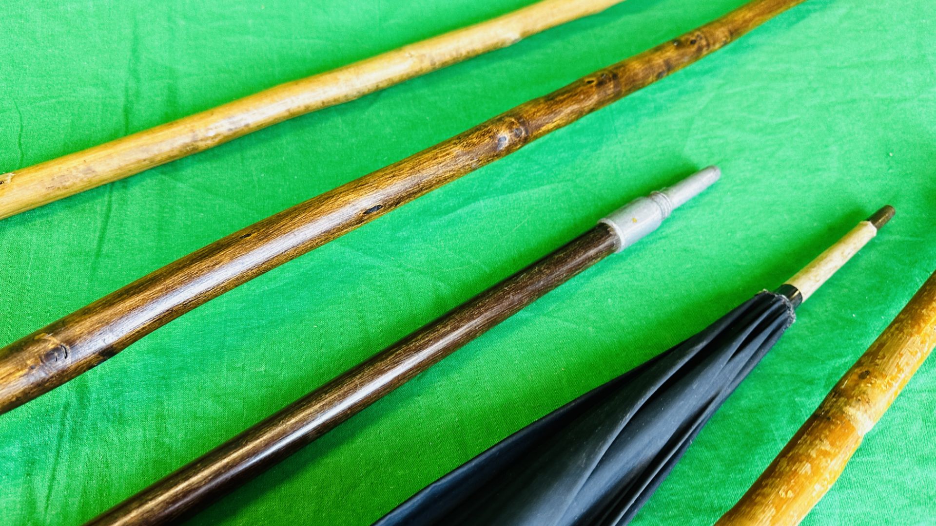 A HORN HANDLED WALKING STICK, SHOOTING STICK, TWO OTHER WALKING STICKS AND UMBRELLA. - Image 4 of 8