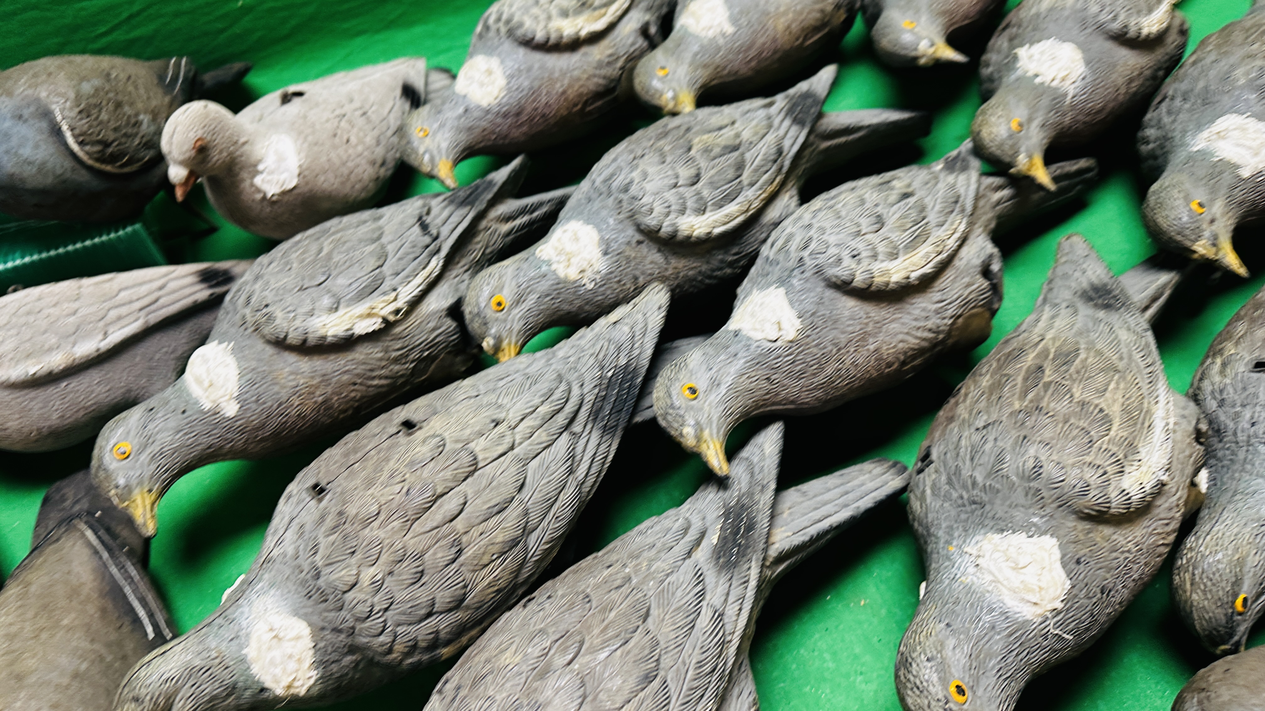 A GROUP OF 26 PIGEON DECOYS. - Image 4 of 10