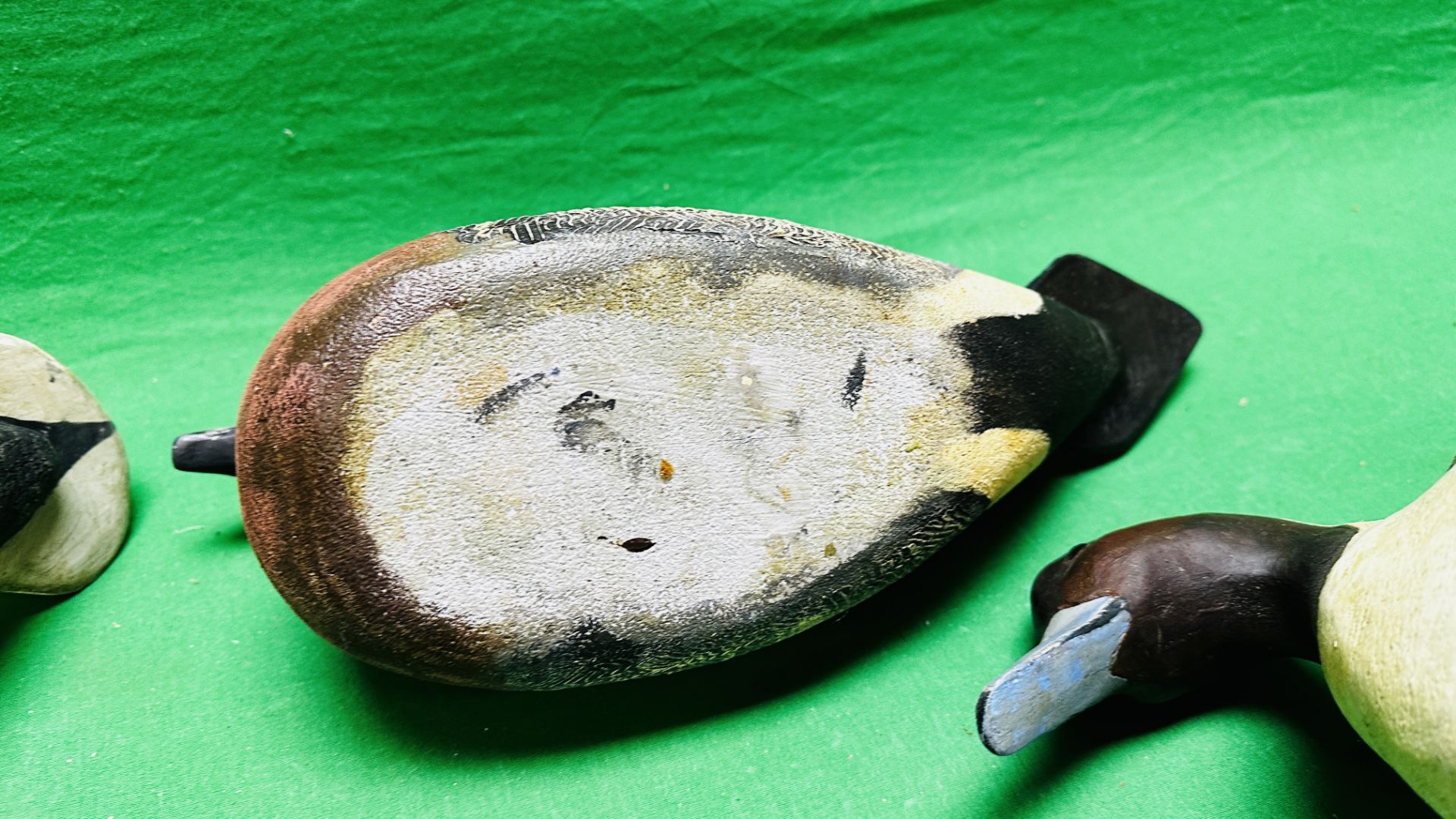 A HANDCRAFTED SET OF 4 DUCK DECOYS HAVING HANDPAINTED DETAIL AND GLASS EYES. - Image 13 of 13